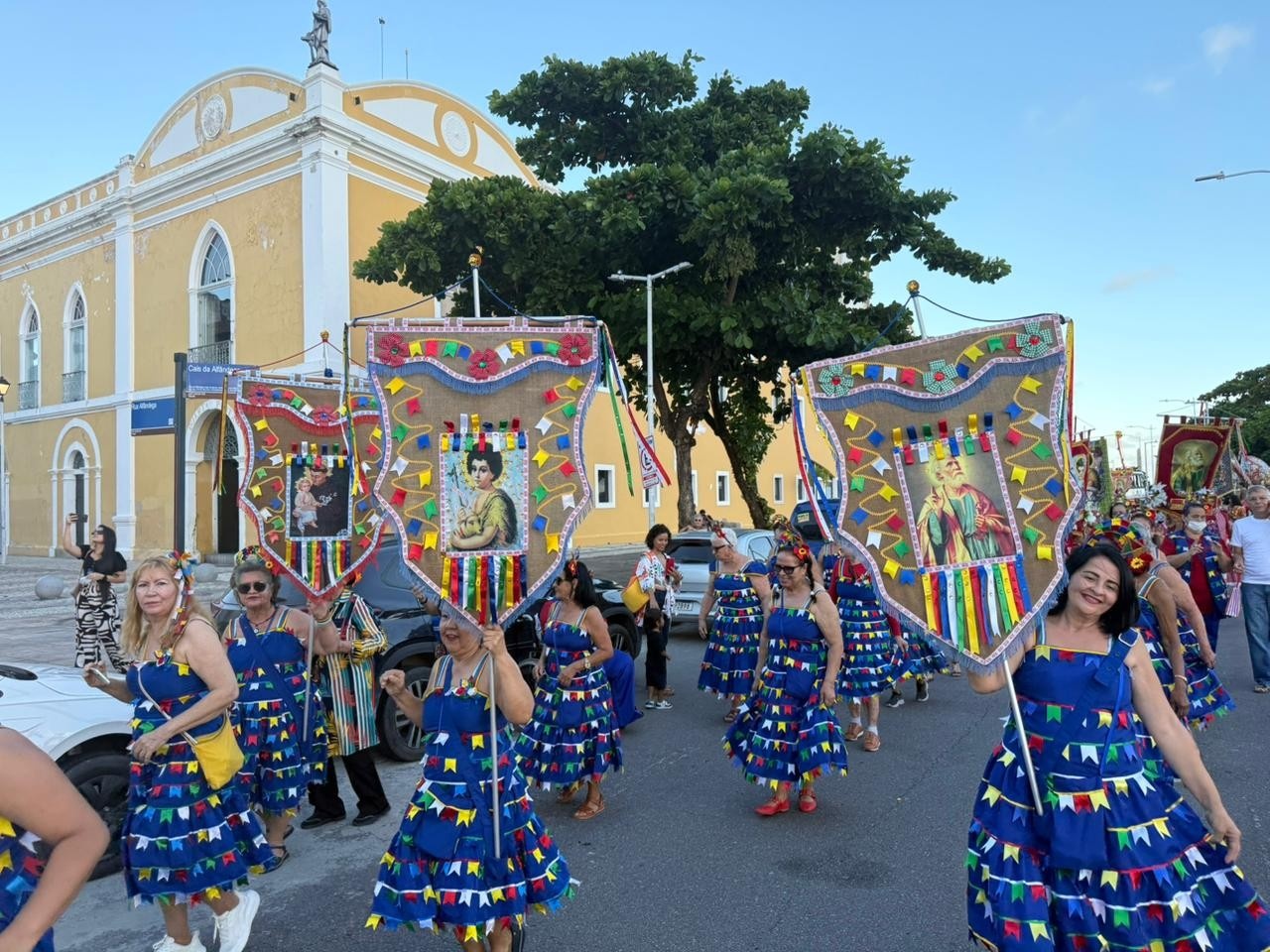 O Desfile das Bandeiras: Mais Que Folia, Um Pilar Cultural e Econômico para Pernambuco