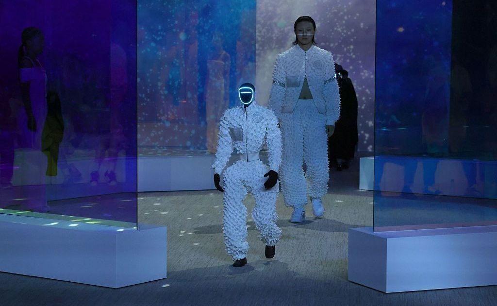 A Convergência de Humanos e Robôs na Moda: Um Espelho do Futuro do Trabalho e Consumo