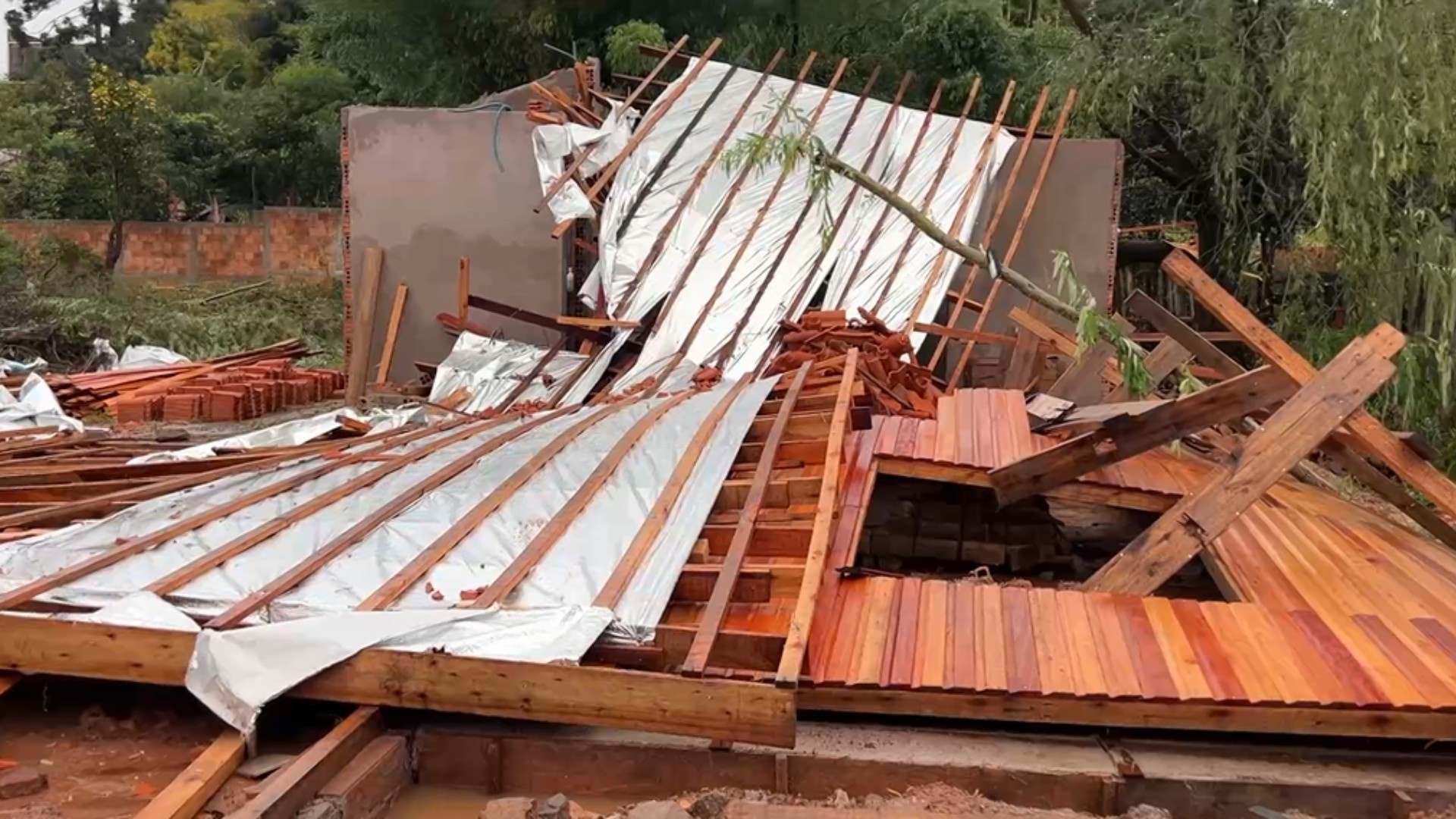 Vendaval em Santana do Livramento: A Fragilidade da Infraestrutura e o Custo Humano da Resiliência Climática