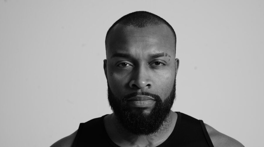 Justiça bloqueia renda de show de Nego Di por dívida; humorista enfrenta múltiplos processos