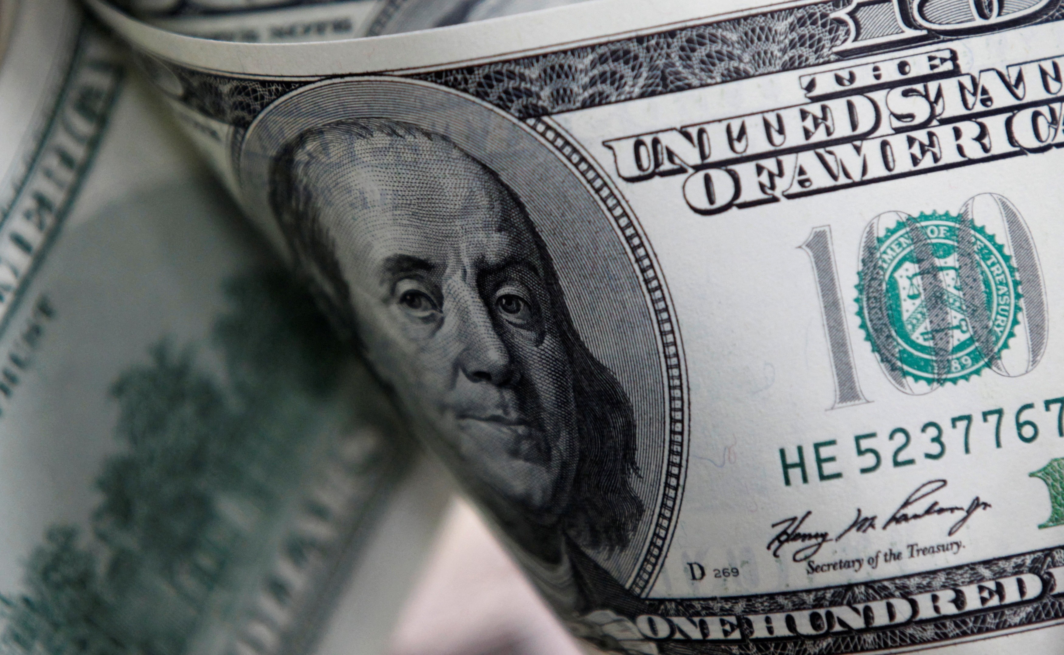 Dólar em Alta: A Confluência de Tarifas Americanas e Tensões Geopolíticas Eleva a Incerteza Econômica