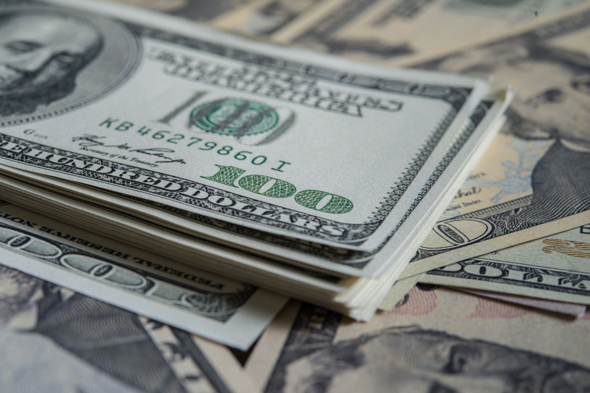Mercados em Encruzilhada: Otimismo Global Contrasteia com Desafios Fiscais Domésticos