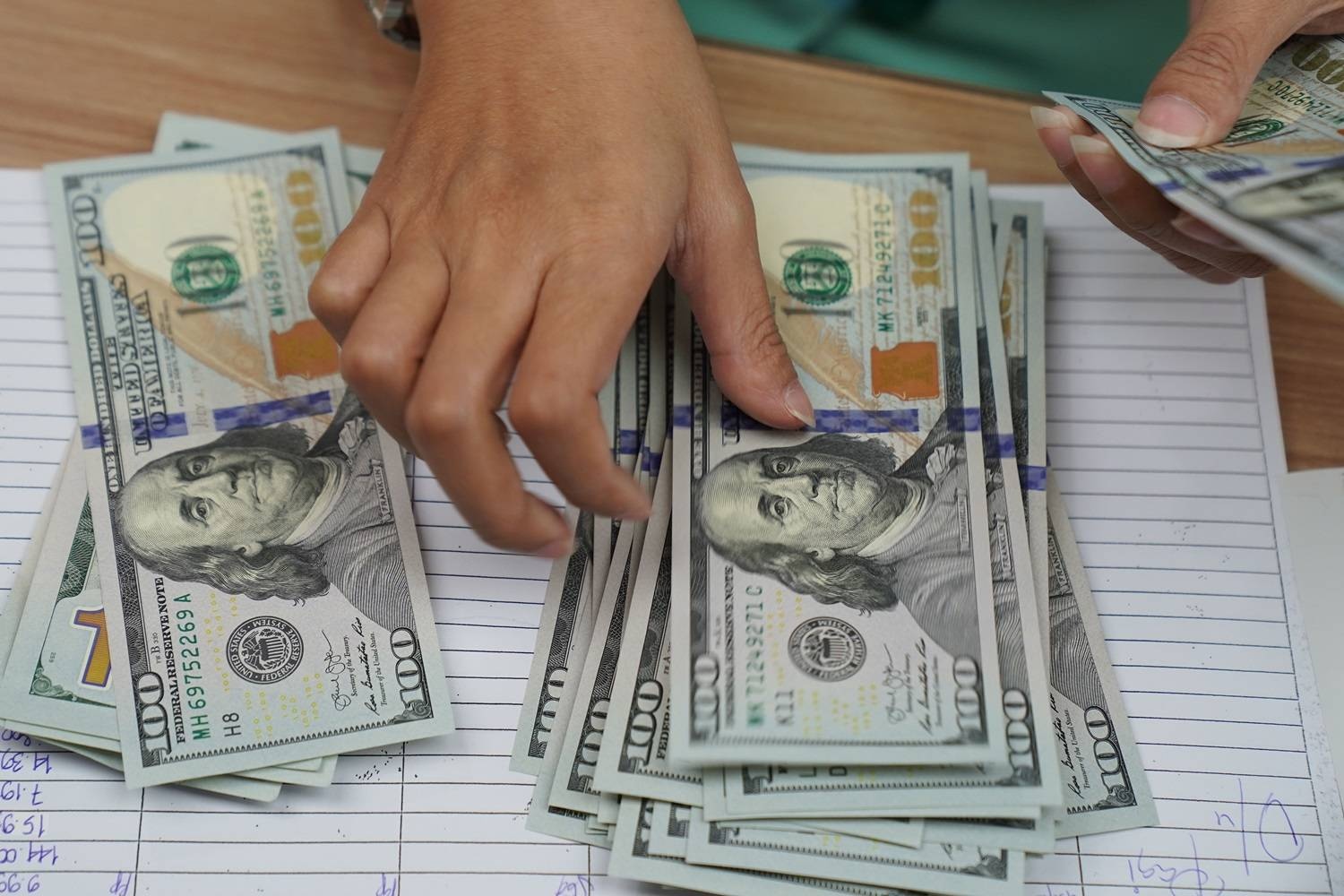 Volatilidade do Dólar em Semana de Alta: Impasses Geopolíticos Redesenham o Cenário de Negócios