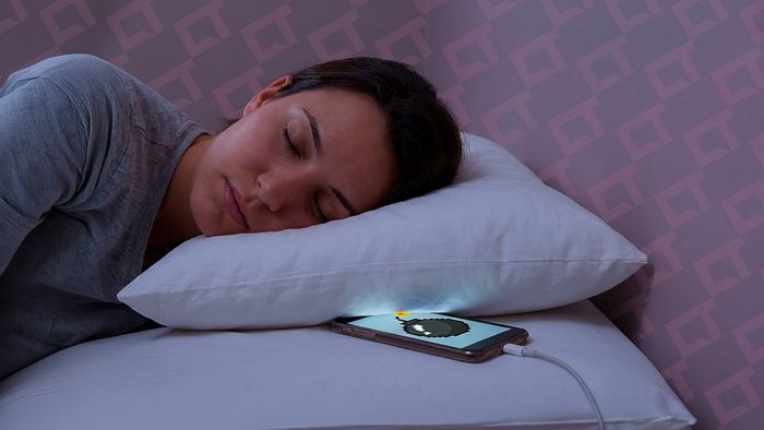 O Perigo Silencioso: Por Que Carregar o Celular Sob o Travesseiro Ameaça Sua Segurança e o Futuro do Aparelho