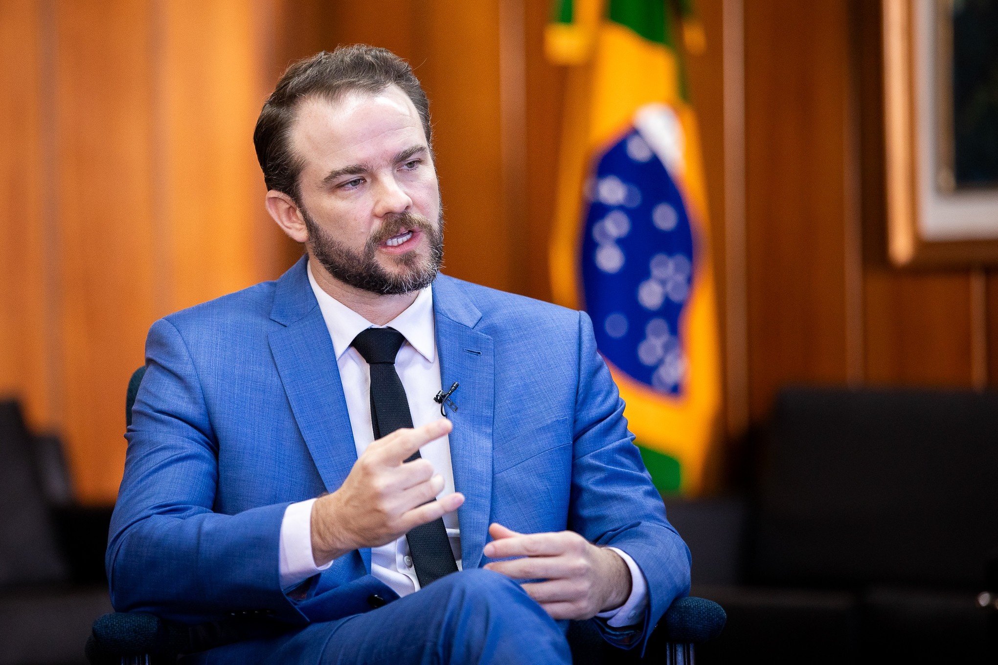 Juros Altos: A Raiz do Desafio Econômico Brasileiro e Seus Impactos Profundos