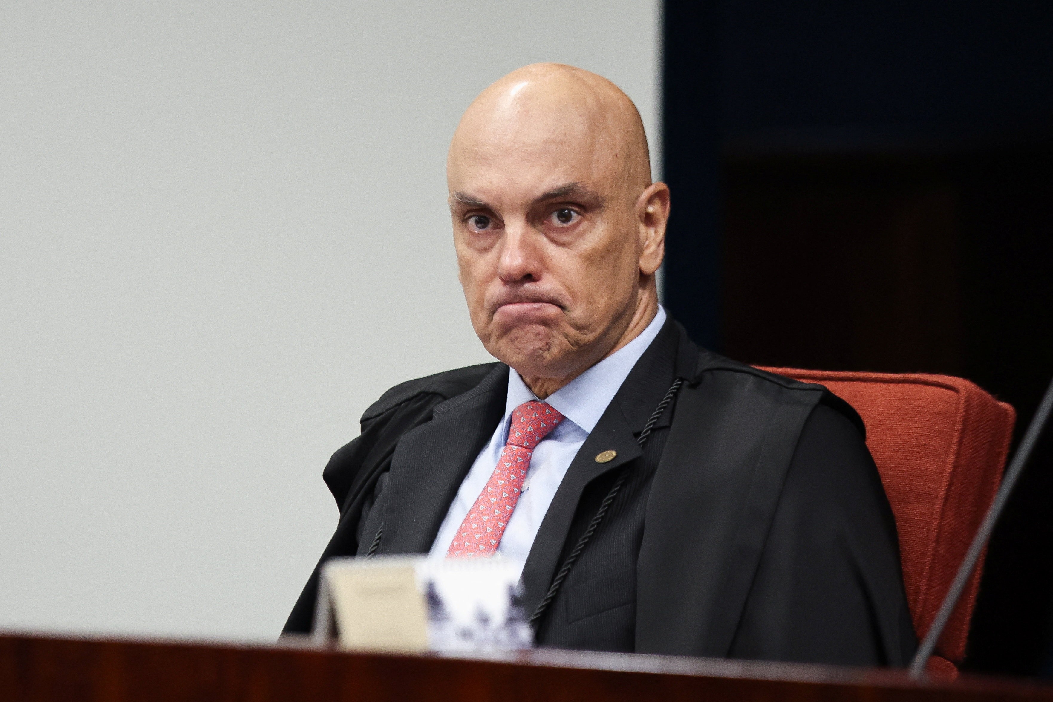 Moraes sob Duplo Holofote: Elogios Institucionais e Sombras de Conflito de Interesse no STF