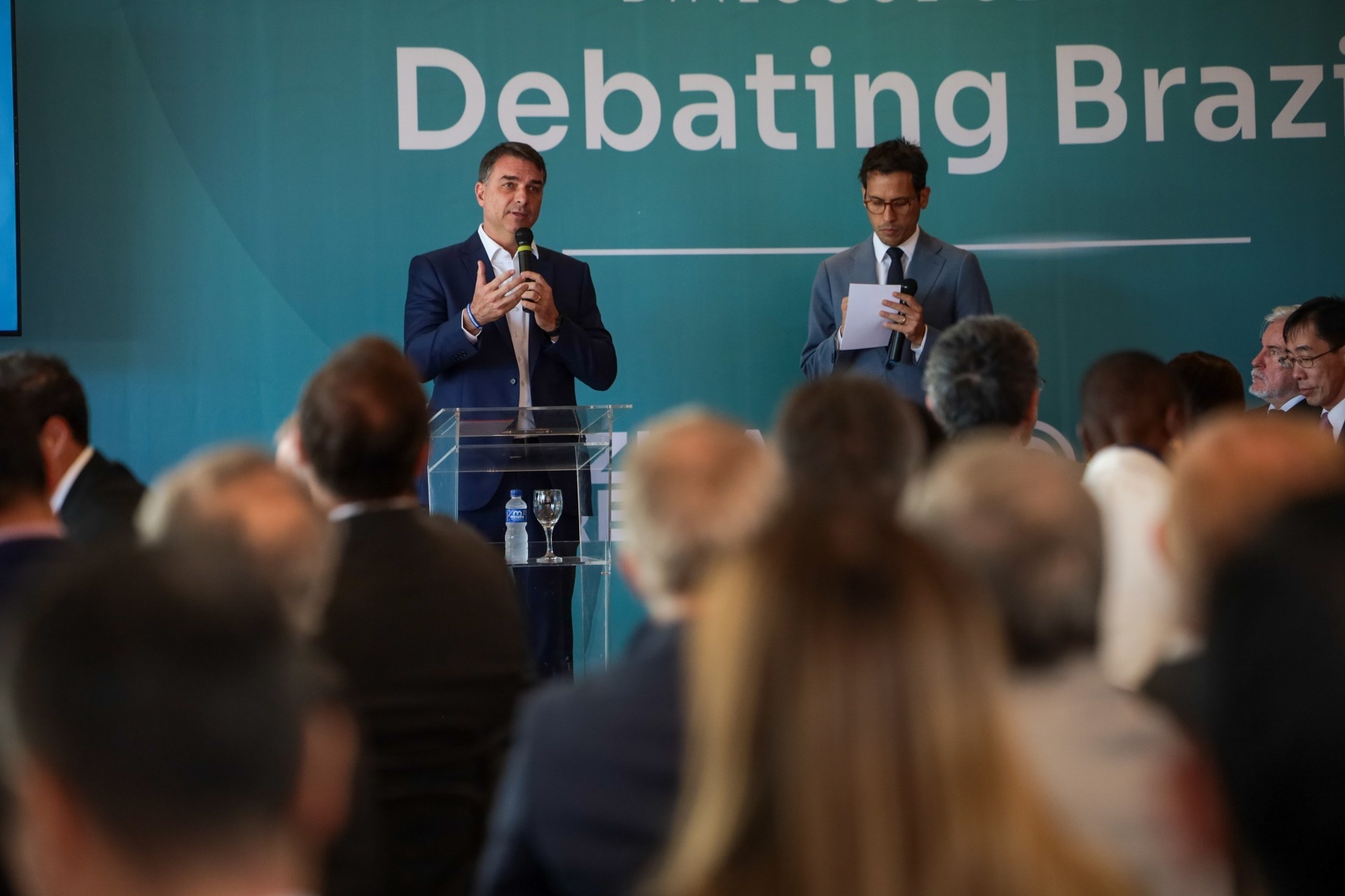 A Estratégia da Dúvida: Flávio Bolsonaro Reacende Questões sobre Urnas Eletrônicas para Diplomatas