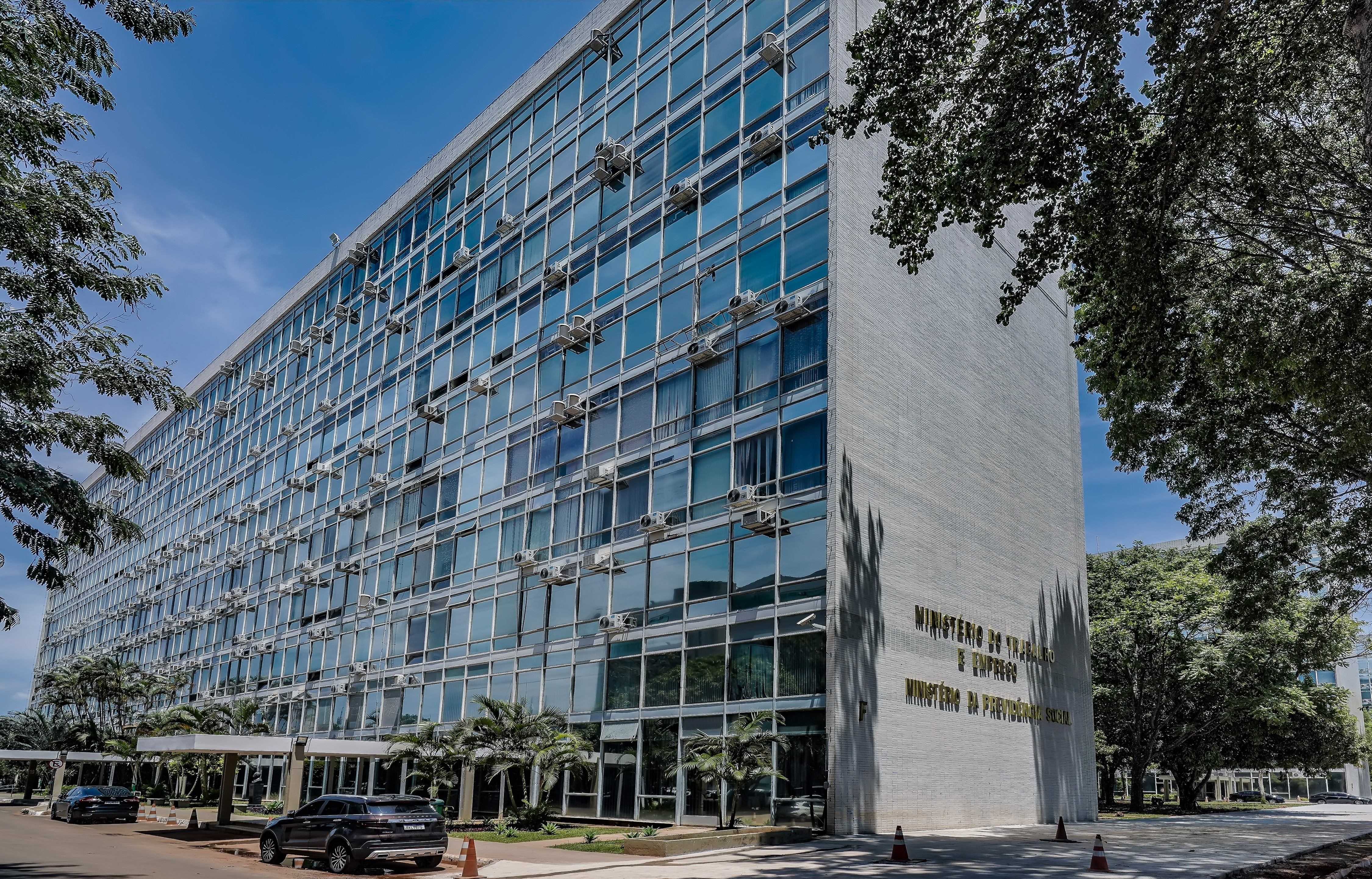 Serviço Público Impulsiona Geração de Empregos, Ultrapassando o Privado em Período Recente