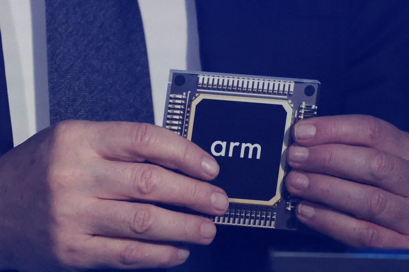 Arm Oscila na Bolsa: Lucros Superam Expectativas, Mas Dilema na Produção e Estratégia de Chips Próprios Agitam o Setor
