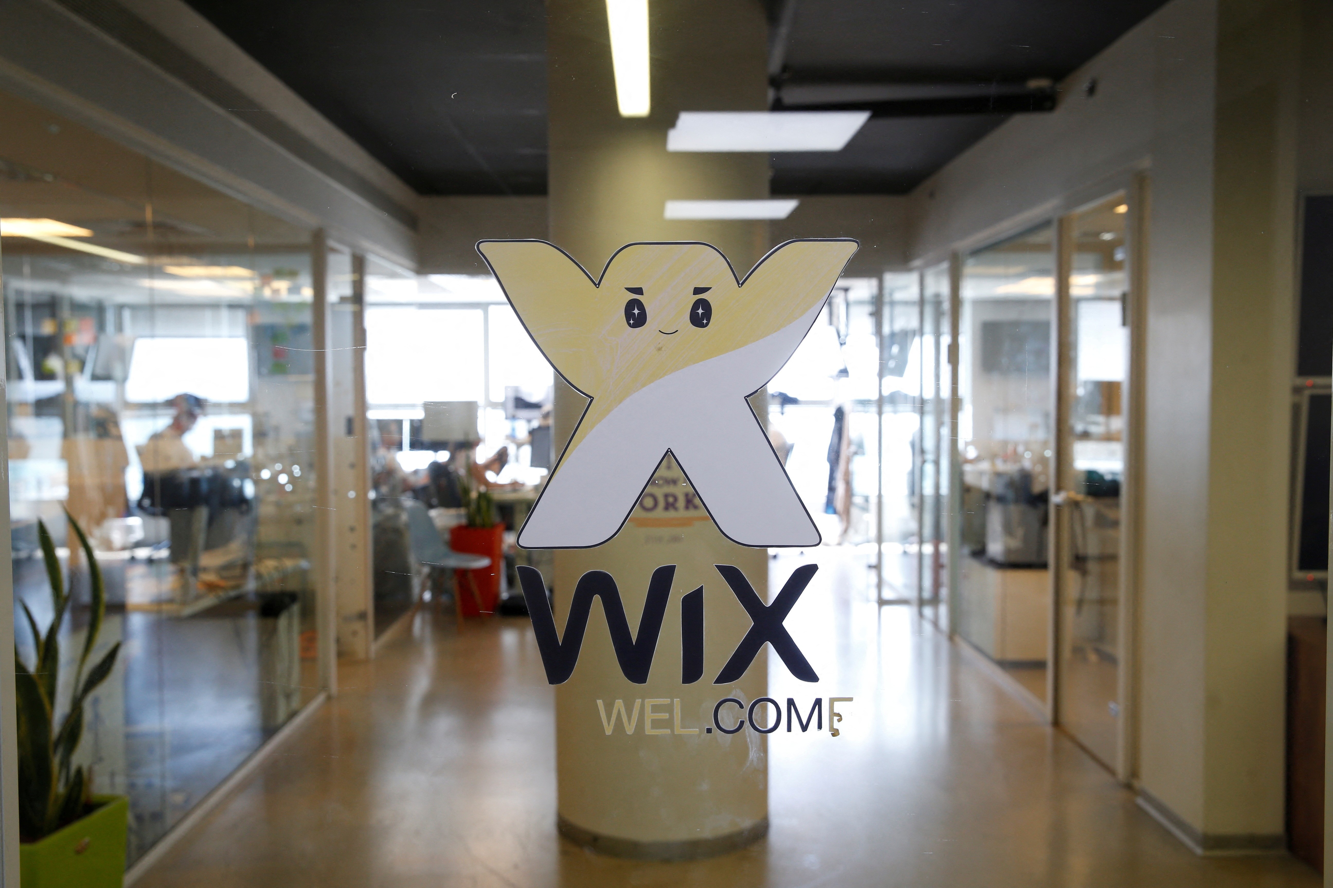 Wix Anuncia Demissão de Mil Funcionários: A Convergência Estratégica Entre IA e Pressões Macroeconômicas Remodela o Setor de Tecnologia