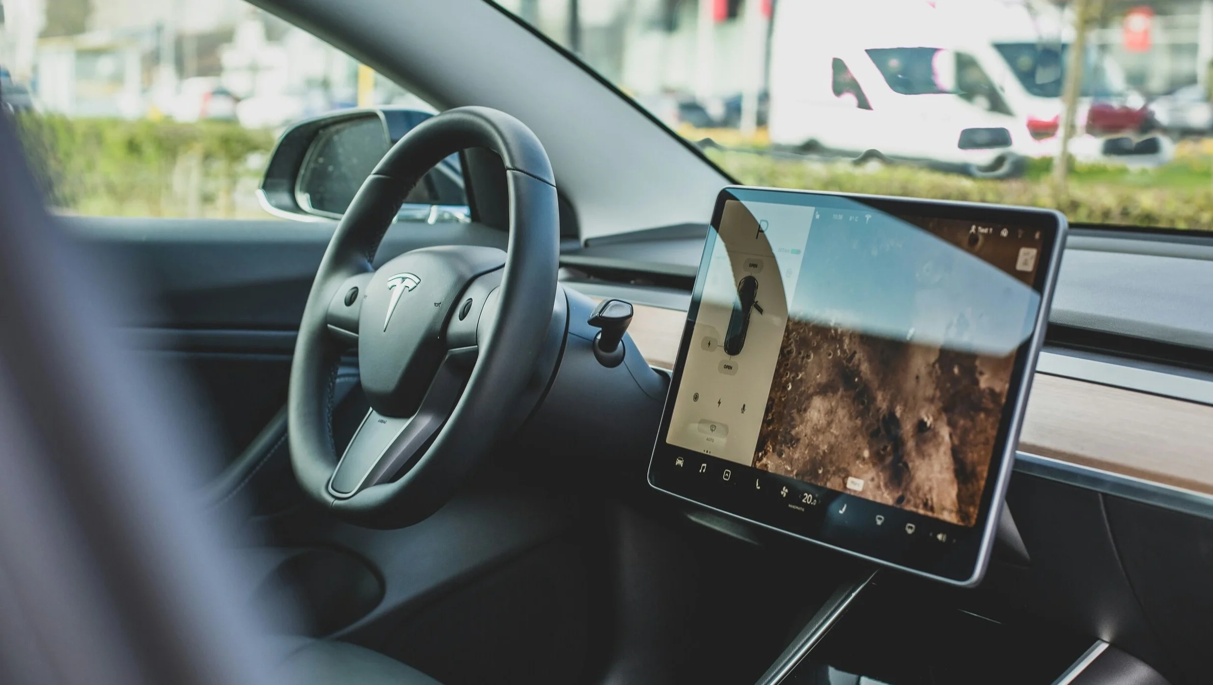Cibersegurança Automotiva: Como o OTA Reprograma o Setor e Seus Riscos Bilionários