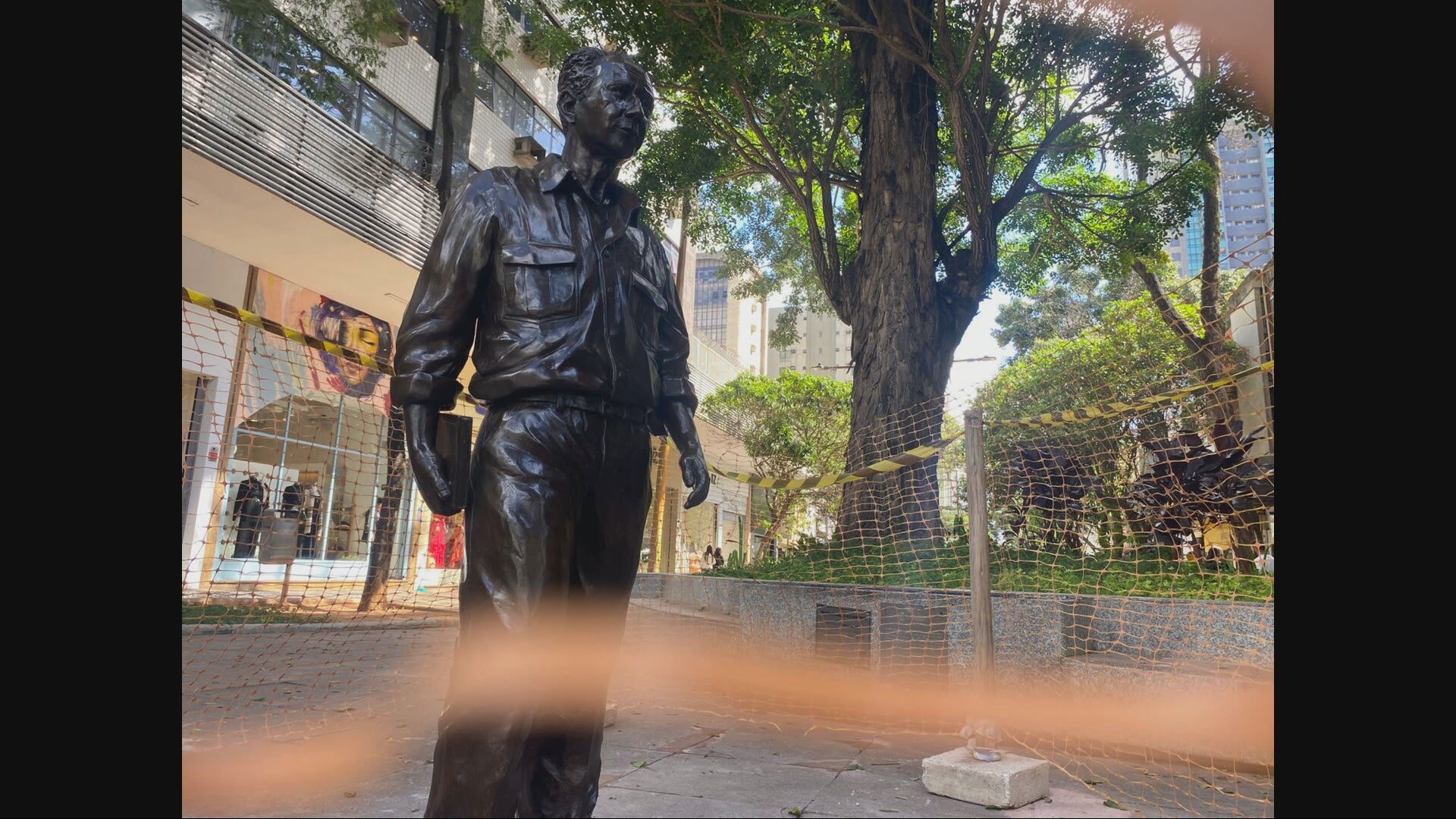 Restauração da Estátua de Roberto Drummond na Savassi: Um Espelho da Urgência Cívica em Belo Horizonte