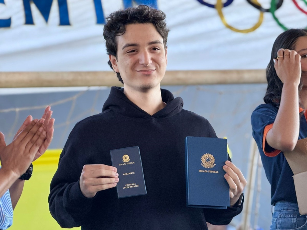 Educação Cívica e o Futuro da Democracia: A Trajetória de um Jovem Senador do DF