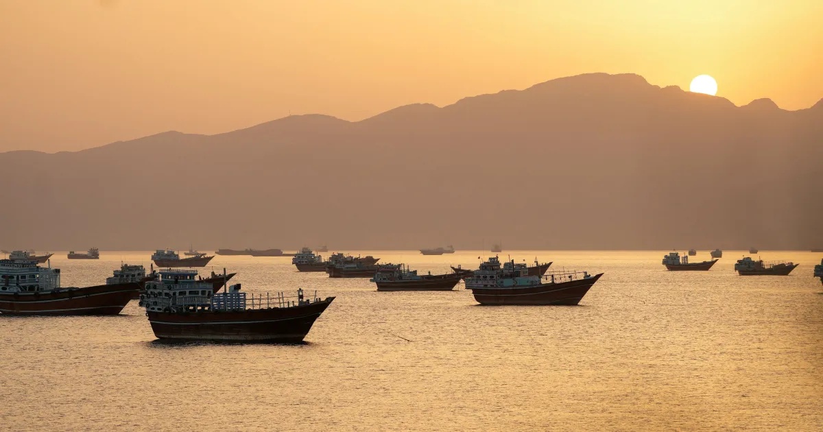 Escalada de Tensões no Golfo: Explosões em Ormuz e o Impacto Global Iminente