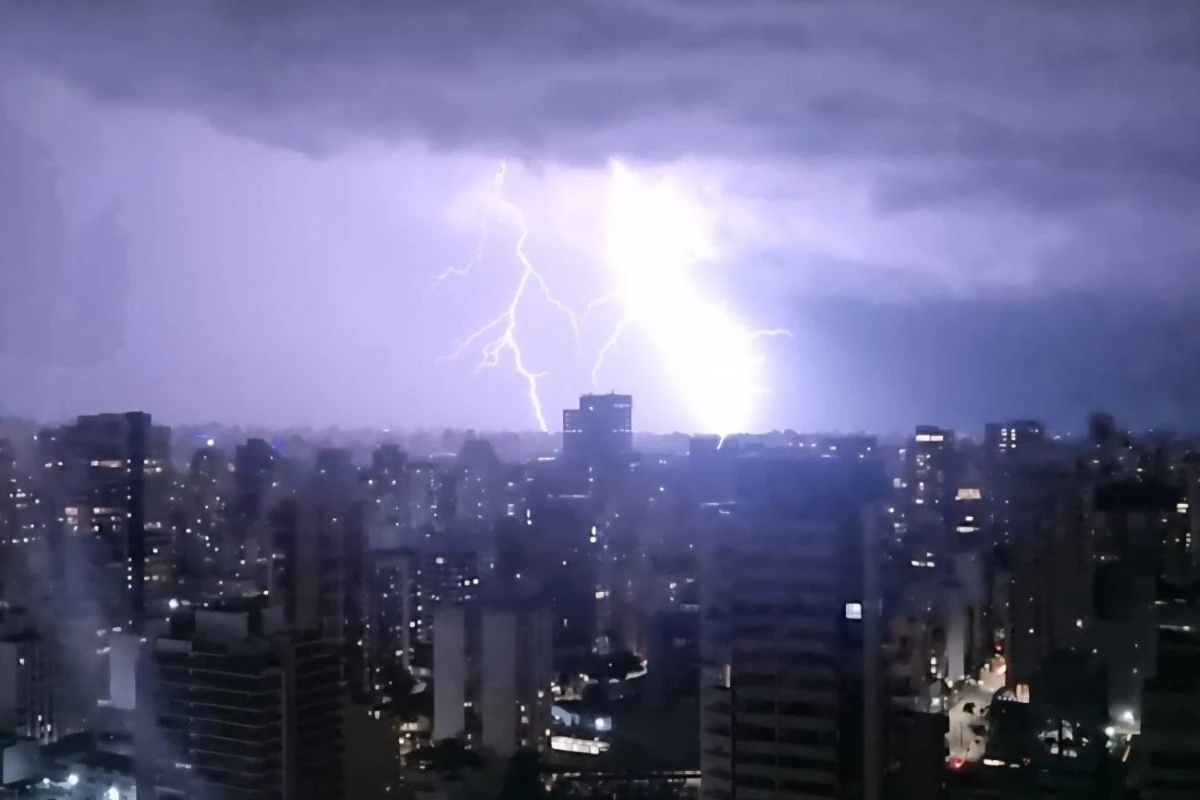 São Paulo em Meio à Tempestade: Apagões Recorrentes Exigem Revisão Urgente da Resiliência Urbana