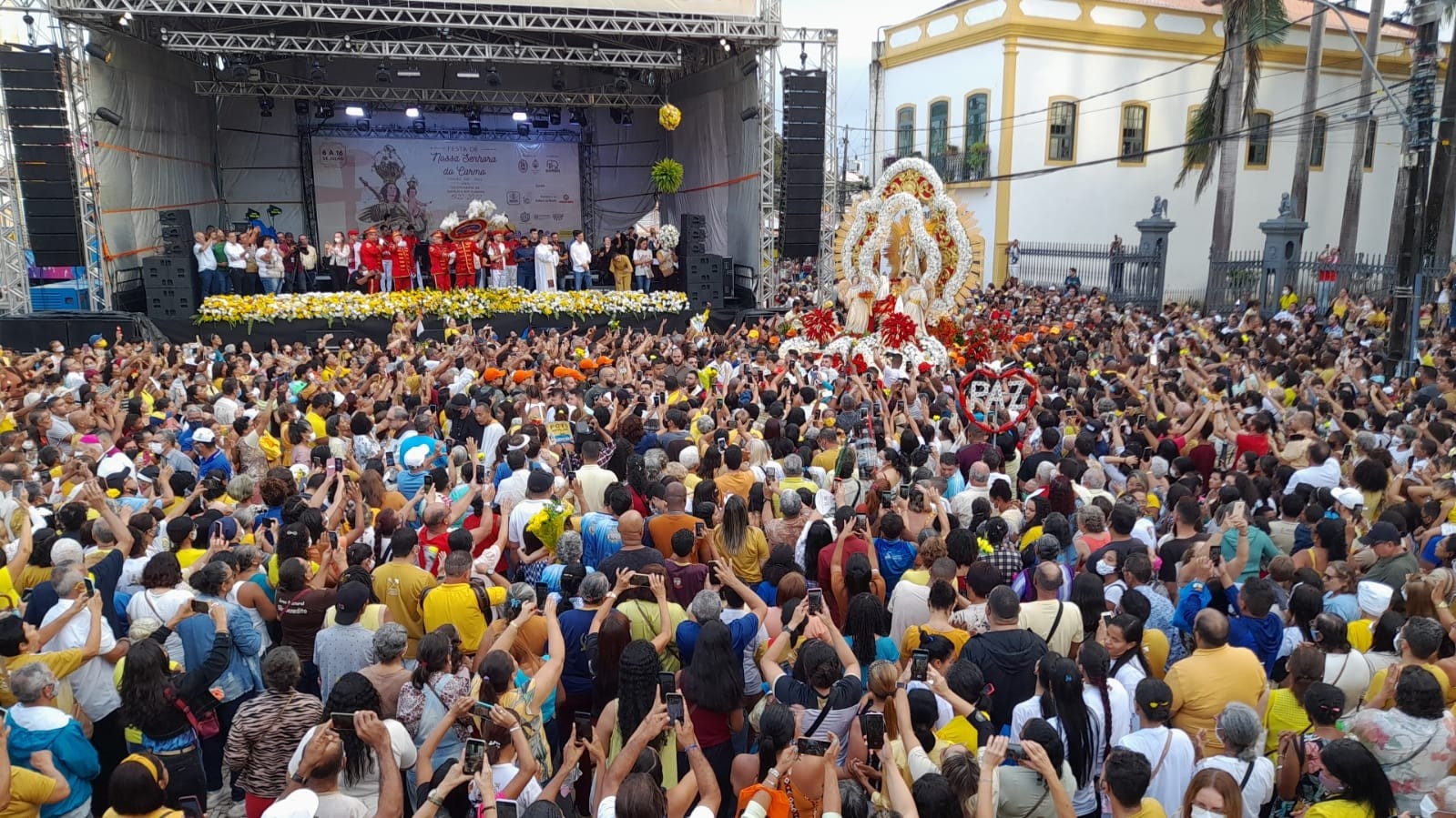 Feriado de Nossa Senhora do Carmo no Recife: Um Panorama da Dinâmica Urbana e Econômica