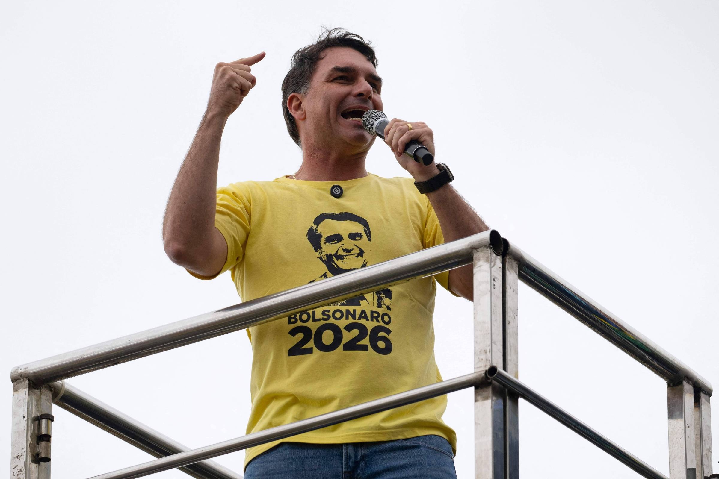 A Estratégia Dupla de Flávio Bolsonaro: Desvendando a Contradição no Coração da Polarização para 2026