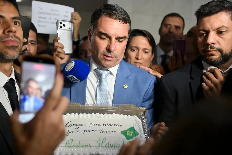 A Diplomacia da Crise: Flávio Bolsonaro nos EUA e a Estratégia da Imagem Política