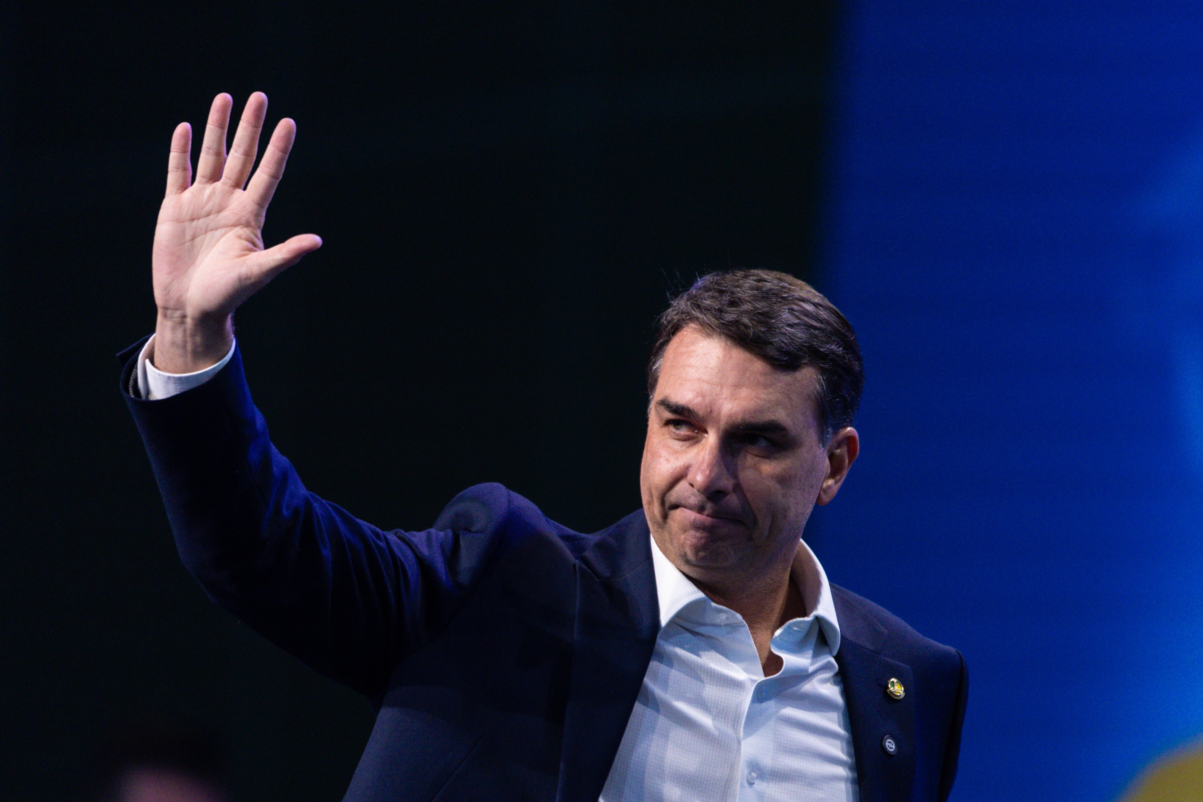 A Geopolítica da Sobretaxa: Como a Estratégia Internacional de Flávio Bolsonaro Molda o Debate Eleitoral Brasileiro