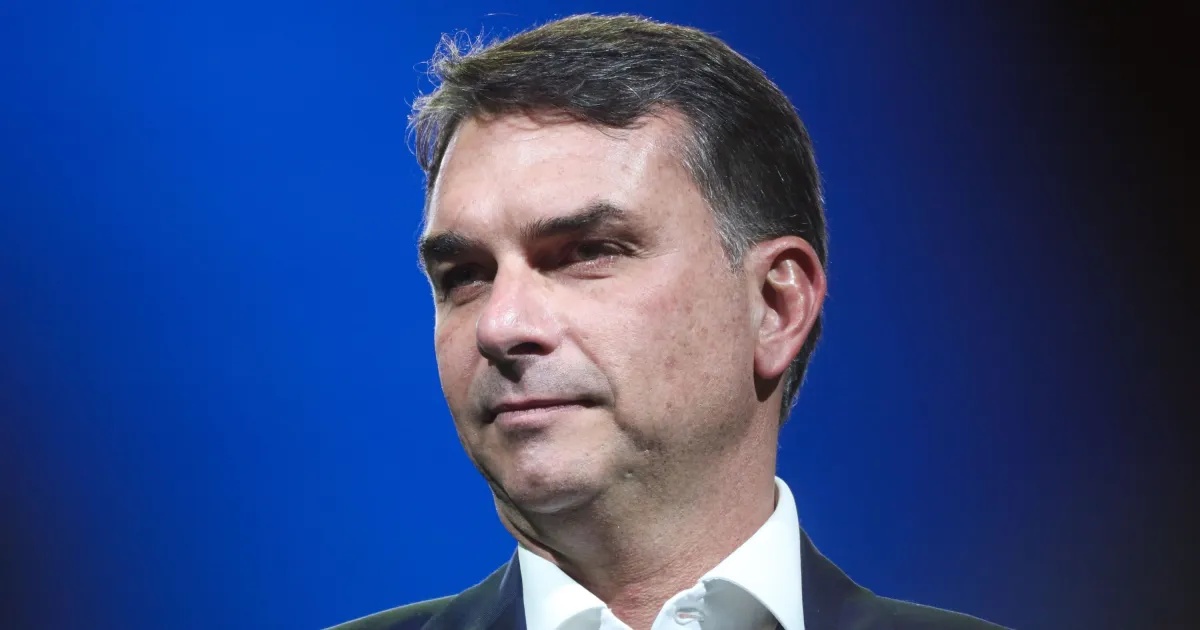 Financiamento de 'Dark Horse': A 'Página Virada' de Flávio Bolsonaro e o Labirinto da Transparência Política