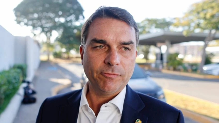 O Intrincado Xeque de Flávio Bolsonaro na Crise Tarifária EUA-Brasil: Reflexos Políticos e Econômicos