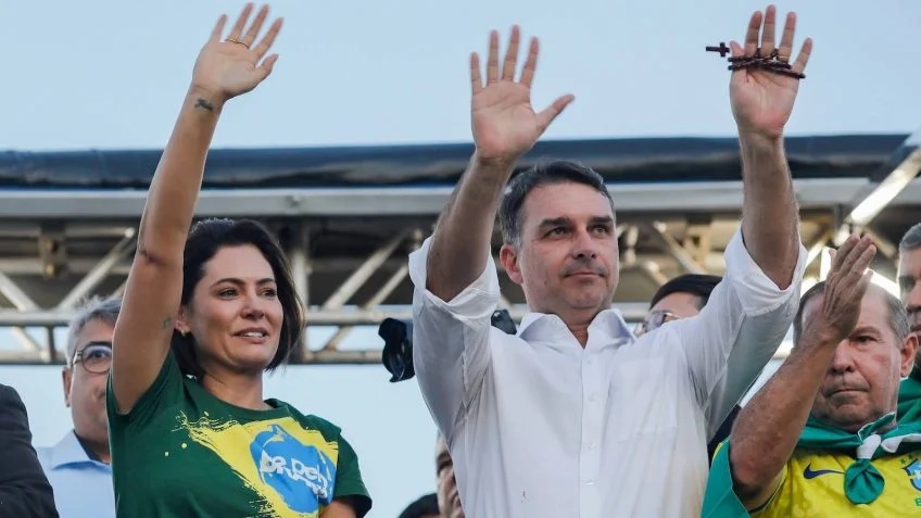 Manobra na Cúpula Conservadora: Flávio Pede Desculpas a Michelle em Busca de Unidade para a Campanha