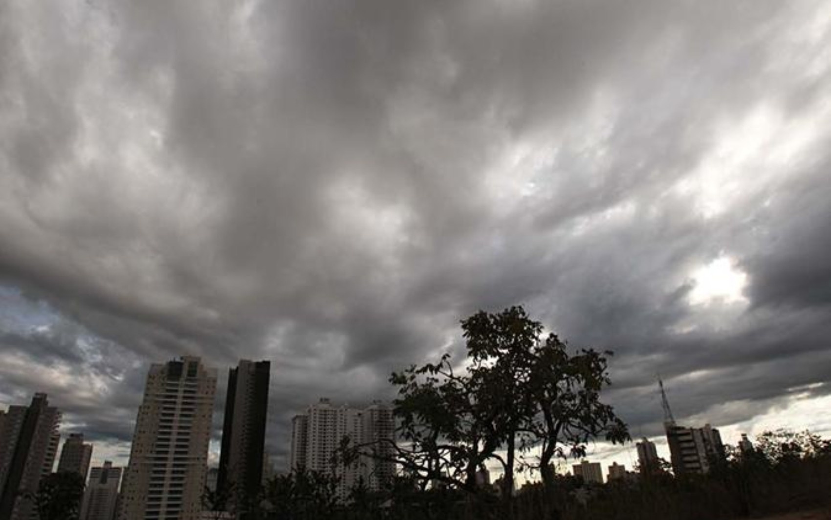 Frente Fria em Goiás: Análise das Implicações da Intensa Amplitude Térmica e Chuvas Pontuais