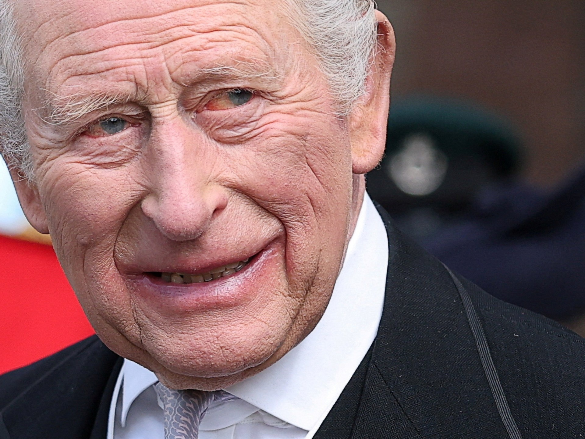 O Silêncio da Coroa e o Legado de Epstein: Família Giuffre Apela a Rei Charles por Encontro com Vítimas nos EUA