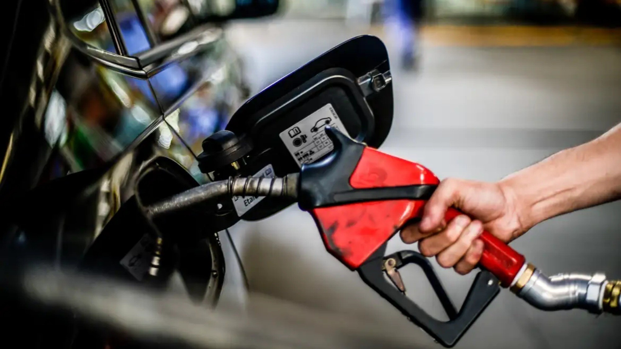 Governo Vincula Receita Extraordinária de Petróleo à Redução de Impostos sobre Combustíveis
