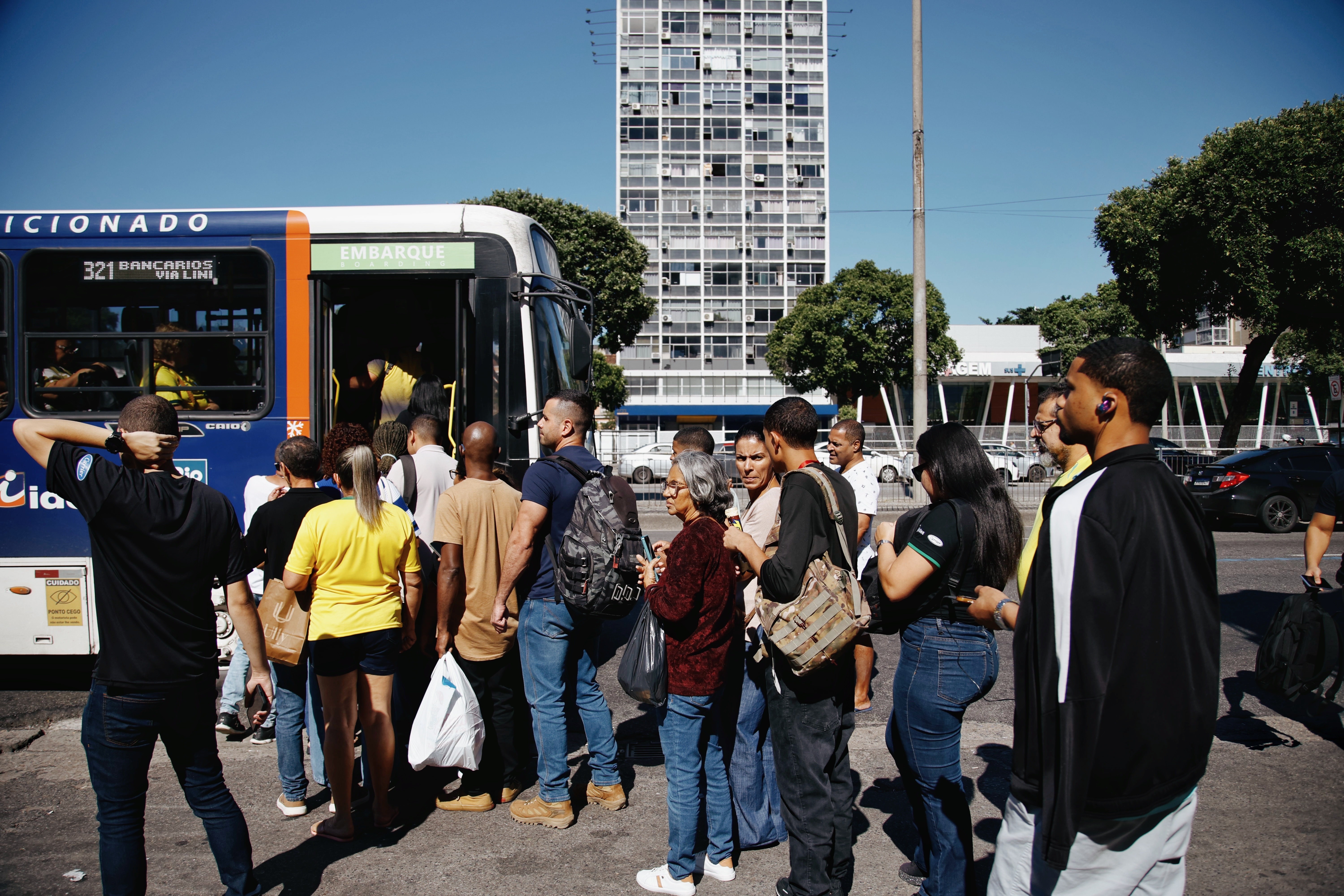 Caos na Mobilidade Carioca: Greve de Ônibus Revela Fraturas Profundas nas Tendências Urbanas