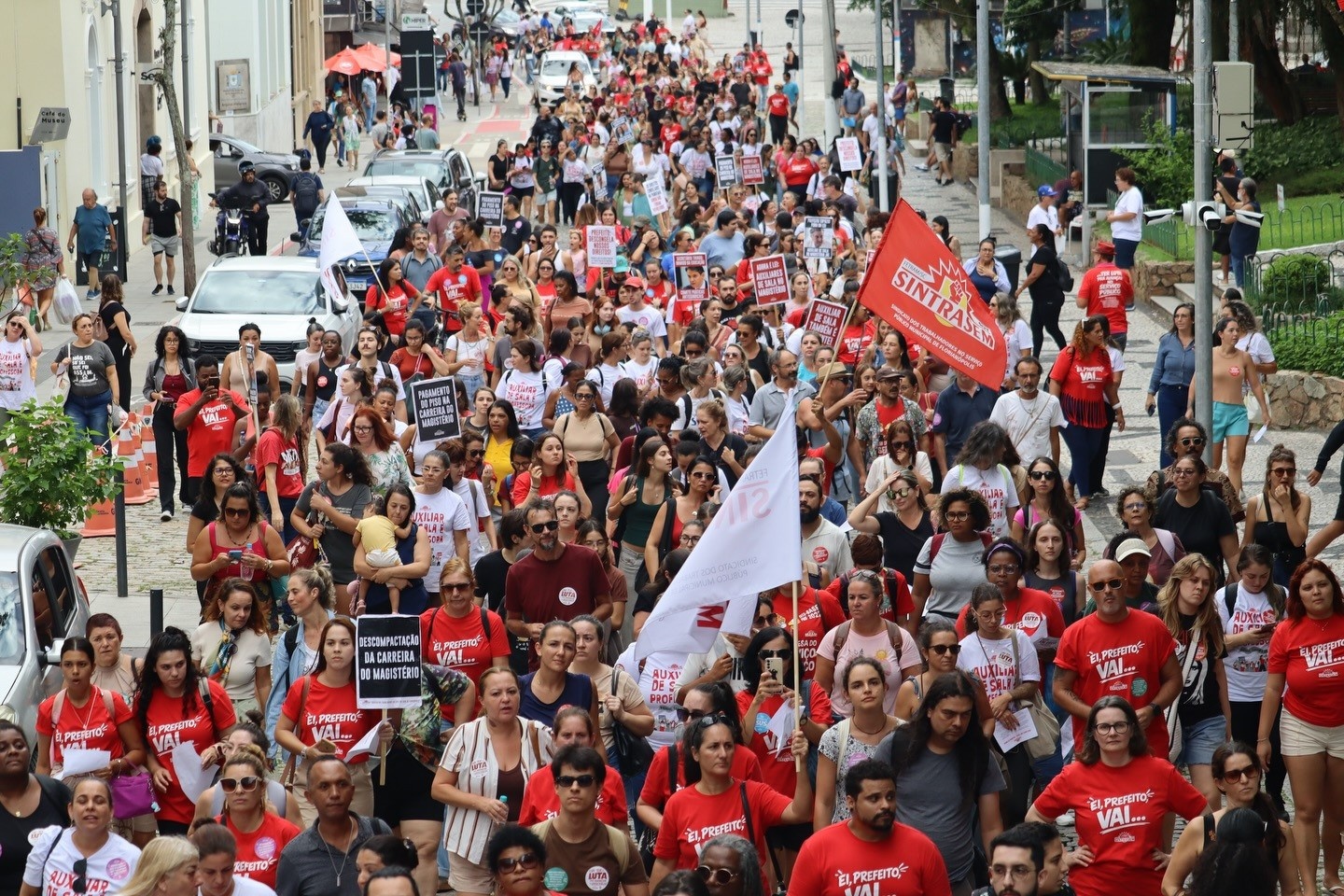 Florianópolis: A Crise Latente na Educação Pública e o Impacto das Demissões em Massa