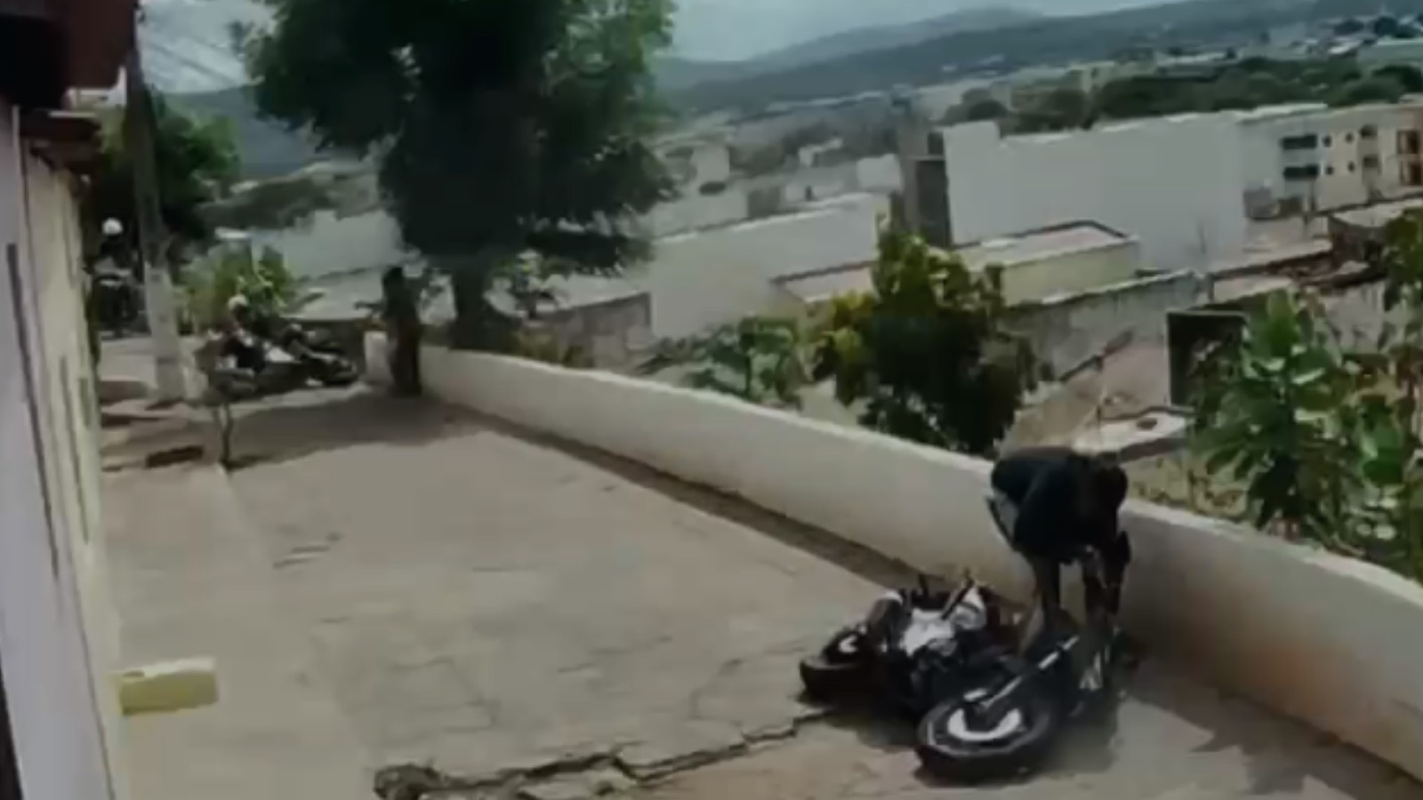 Homem é perseguido por policiais, cai mas consegue fugir após policial deslizar no mesmo morro no PI