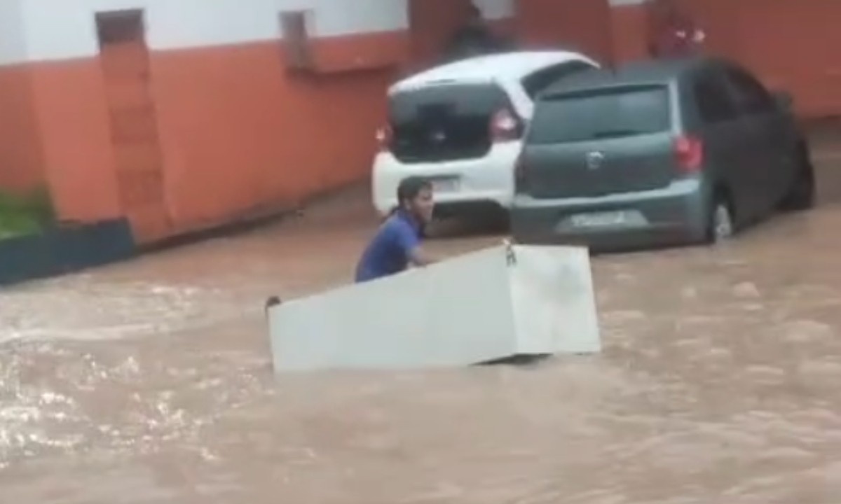 A Inundação Além da Imagem: O Que a 'Navegação de Geladeira' Revela Sobre Manaus