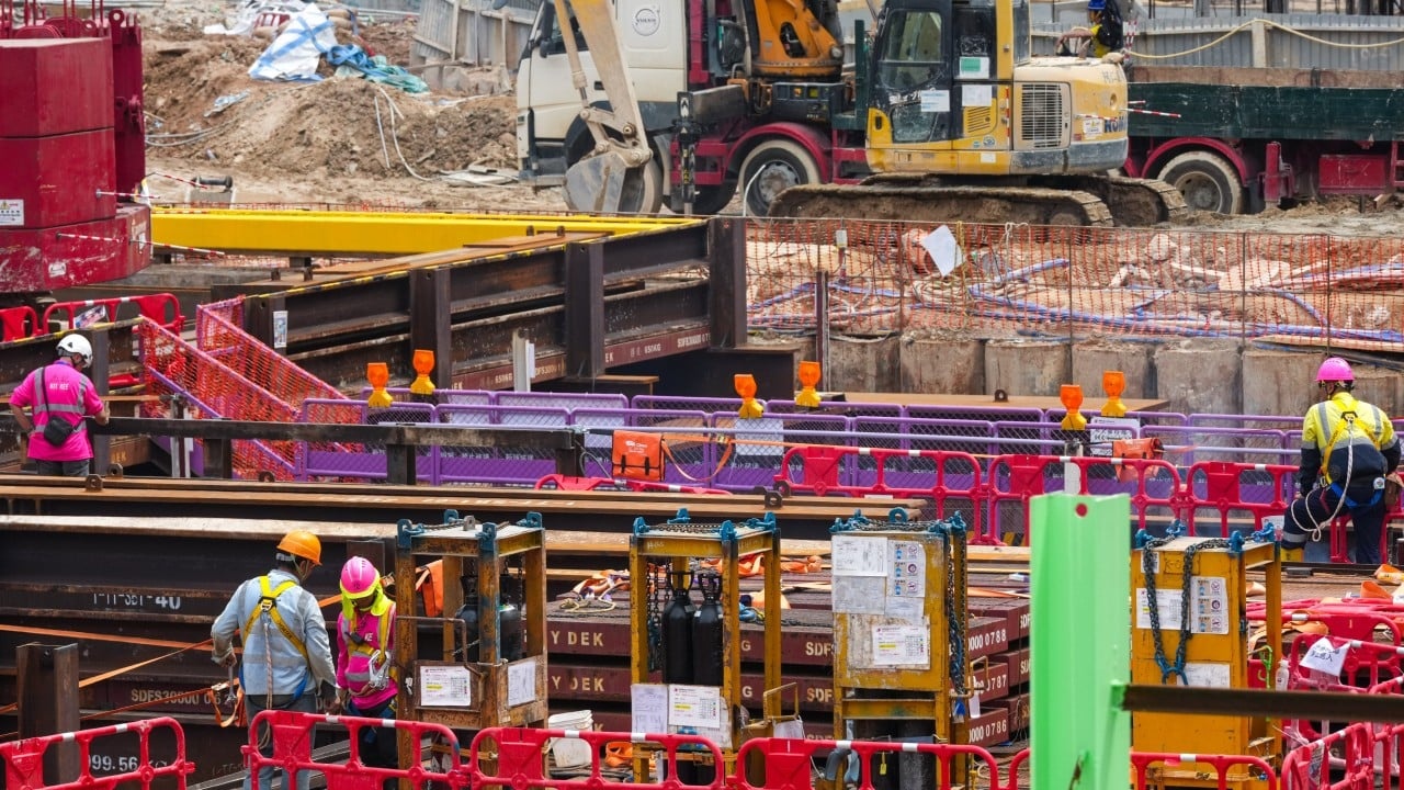 A Ilusão do Preço Mais Baixo: Como o Modelo de Contratação Pública de Hong Kong Compromete a Infraestrutura e o Cidadão