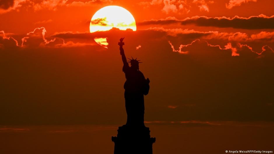 A Metamorfose da Política Externa Americana: Do Idealismo à Força e a Reconfiguração Global