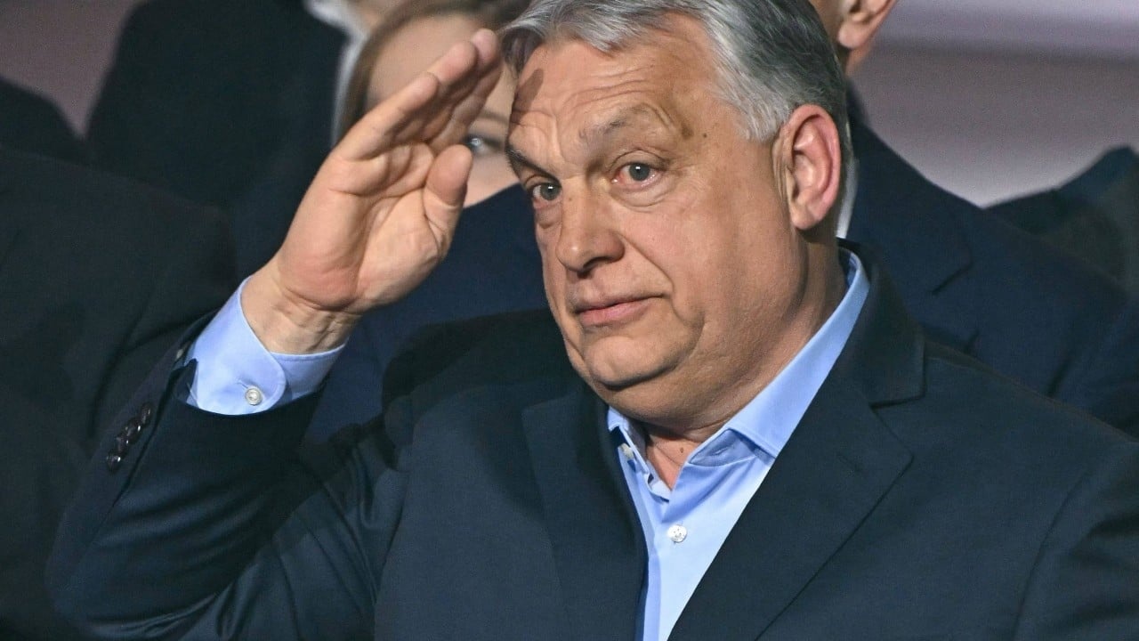 Derrota de Orban na Hungria: O "Porquê" e o "Como" Isso Reconfigura o Tabuleiro Político Europeu