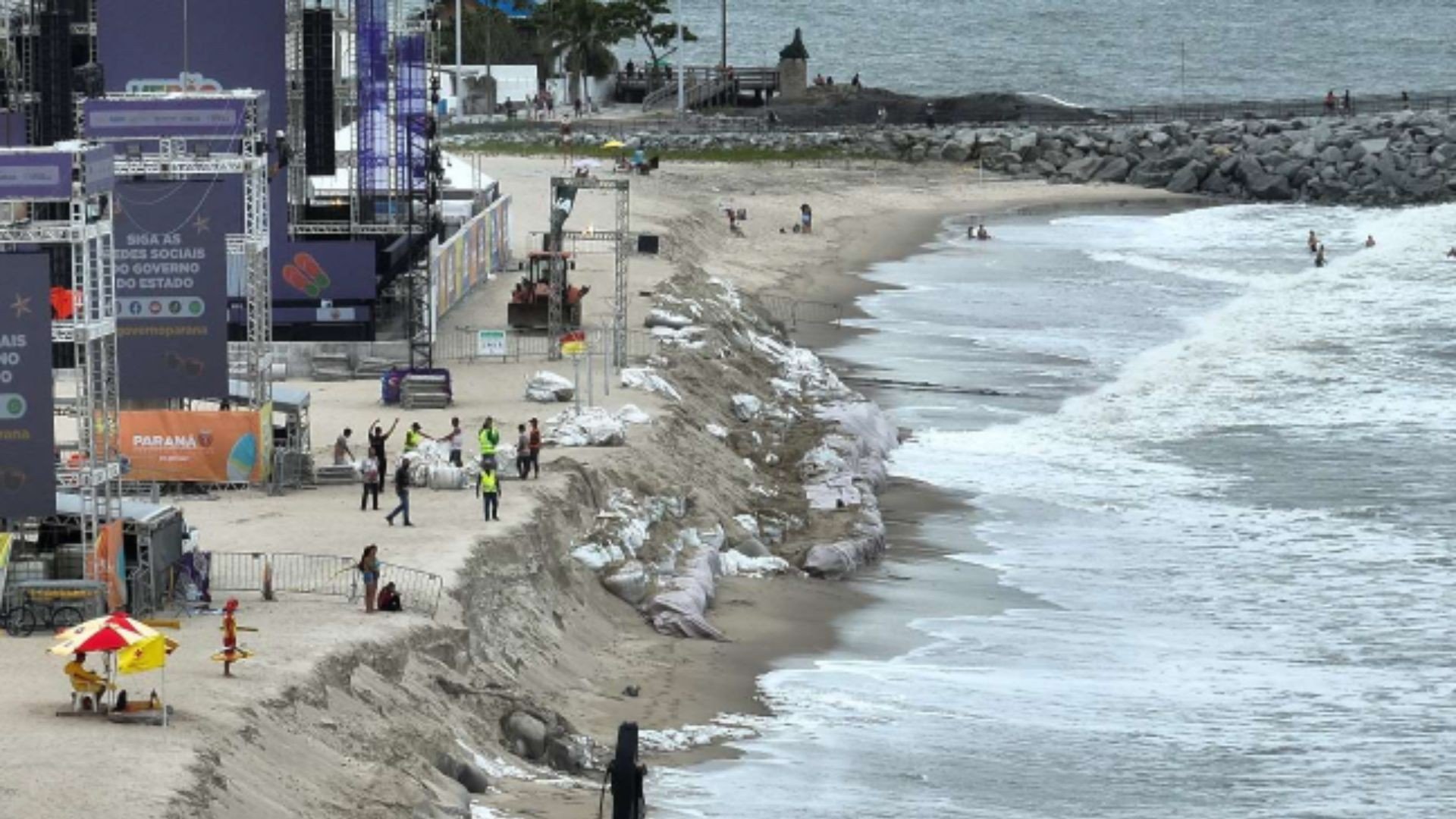 Ibama multa Governo do Paraná em R$ 2,5 milhões por poluição marinha com sacos plásticos e danos à restinga em Matinhos