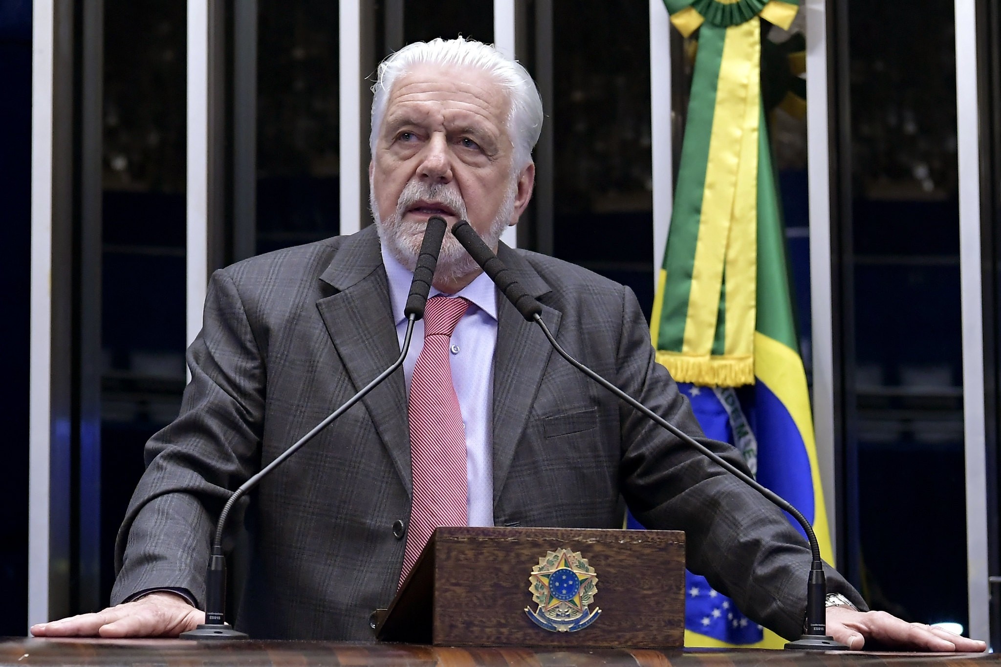 Investigação da PF sobre Jaques Wagner e Banco Master Revela Trama de Influência Política e Seus Riscos