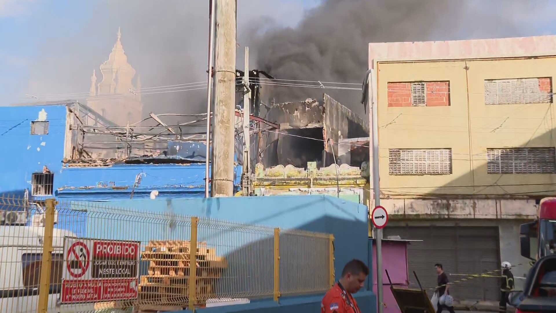 Incêndio Devasta Comércio Histórico no Recife: Uma Análise do Impacto Além das Chamas