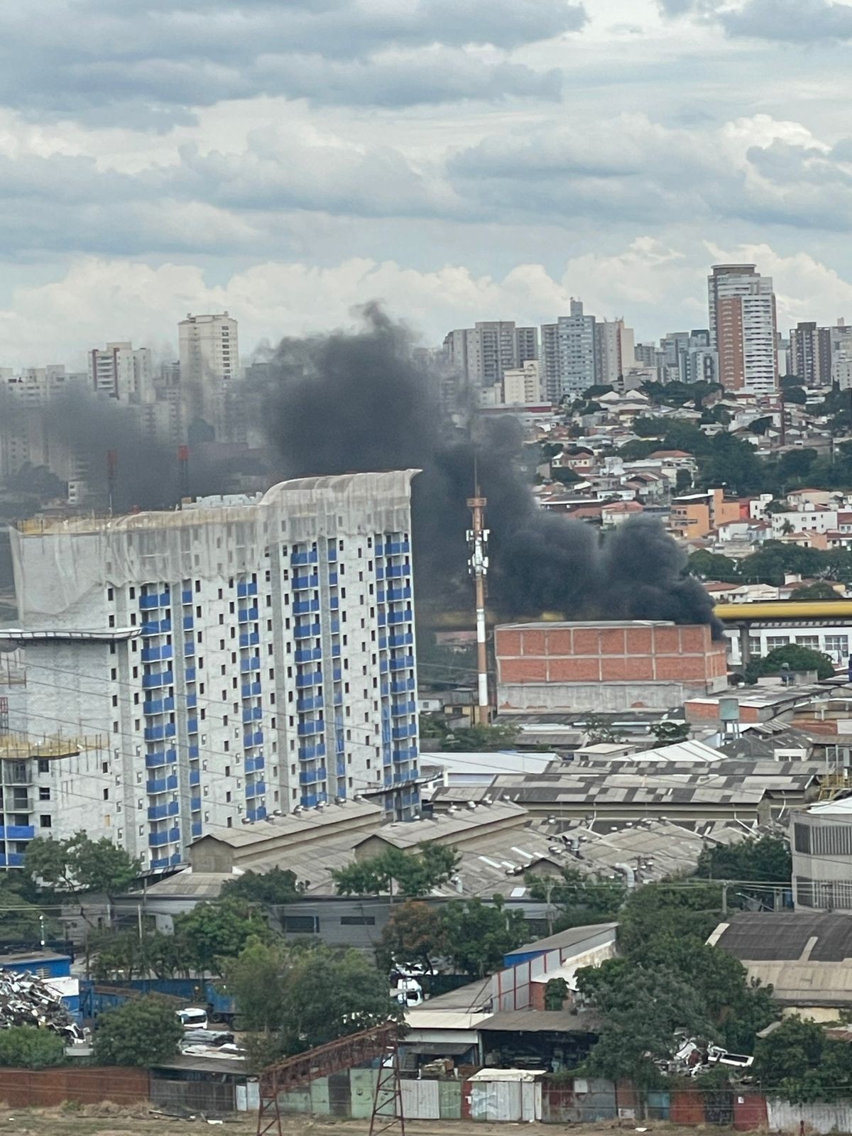 Incêndio em Estacionamento de Ambulâncias na Mooca: Um Alerta Crítico para a Saúde Pública e a Segurança Urbana de São Paulo