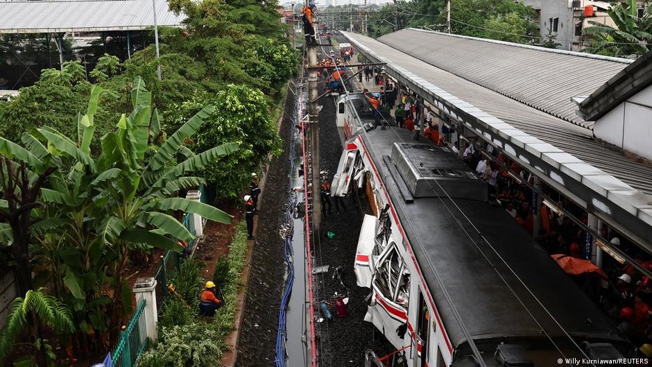 Colisão Fatal na Indonésia Expõe Fraturas na Infraestrutura Global de Transporte