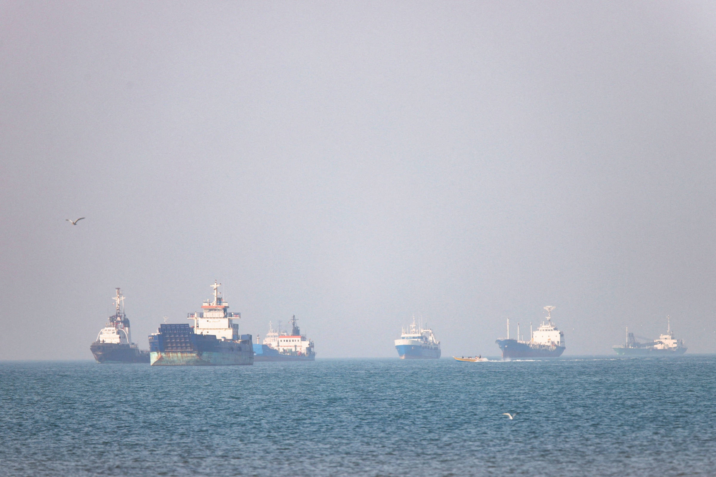 Irã e EUA Elevam Tensão no Estreito de Hormuz: O Impacto Global de um Conflito Velado