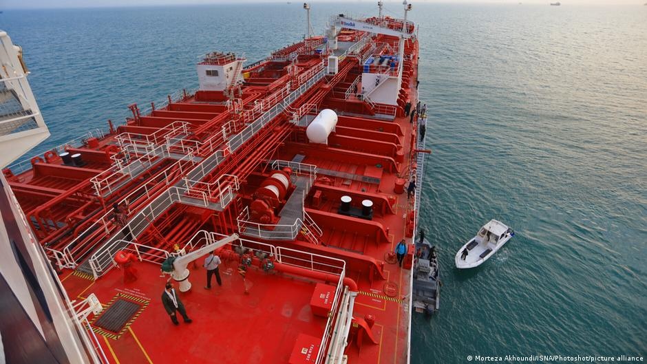 Escalada no Estreito de Ormuz: O Nó Energético Global Sob Ameaça e Seus Reflexos Econômicos
