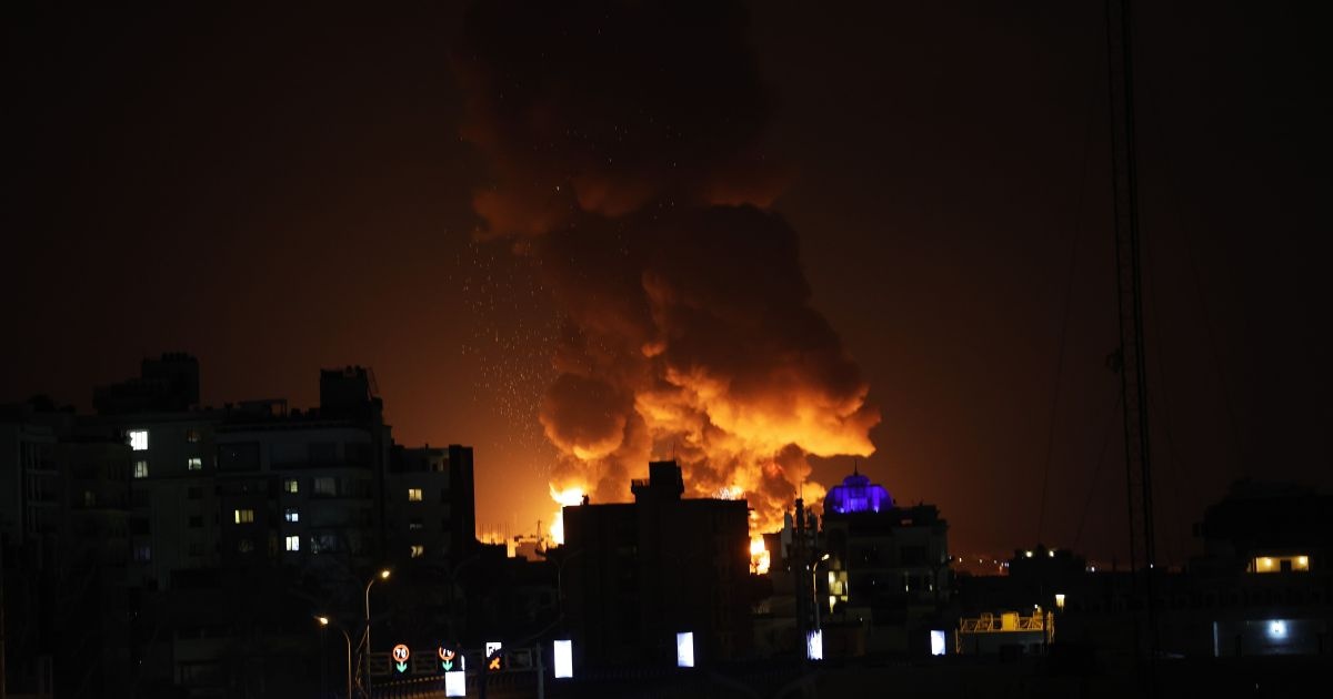 Ataques Israelenses a Depósitos de Petróleo Iranianos: Uma Nova Fase de Tensão com Repercussões Globais