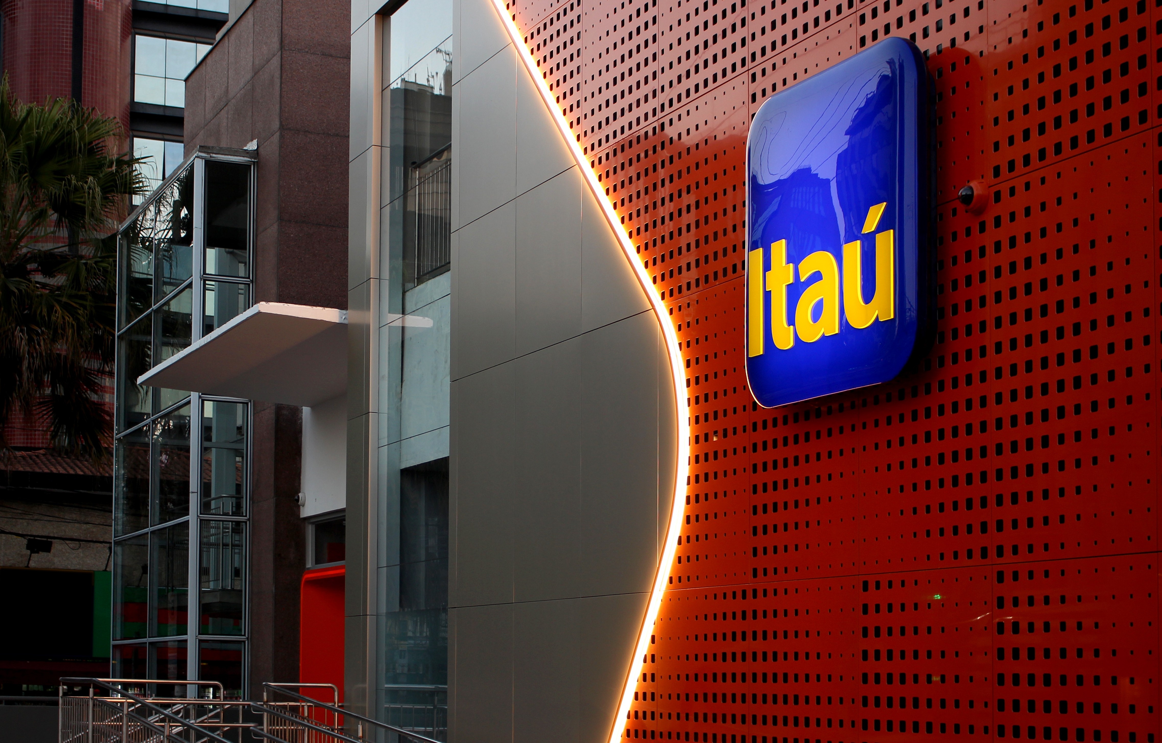 A Recalibração do Híbrido: O Que a Nova Regra do Itaú Sinaliza para o Futuro do Trabalho e da Economia Brasileira