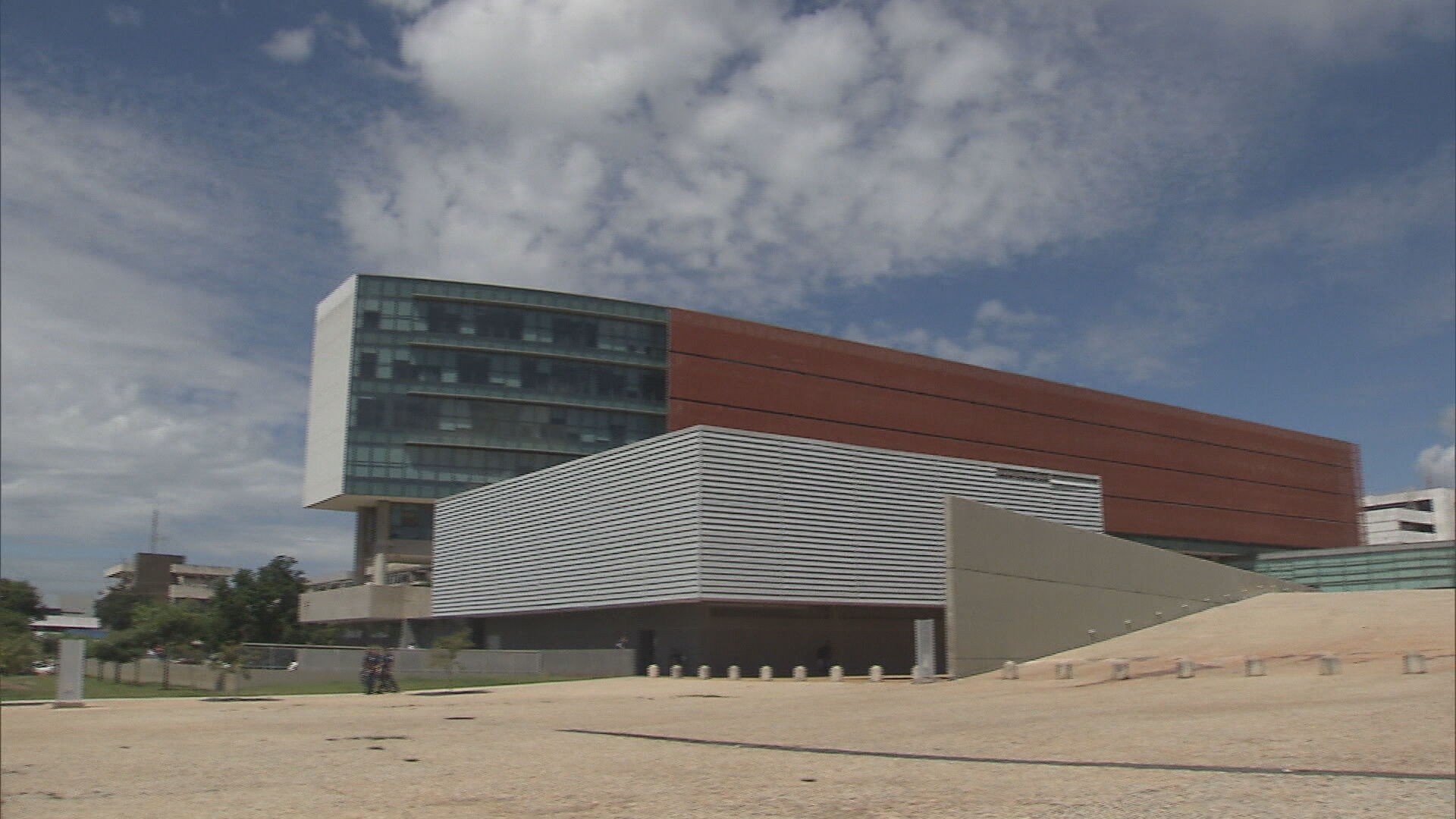 A Estabilidade Calculada: O 'Porquê' da Baixa Rotatividade na Janela Partidária do DF