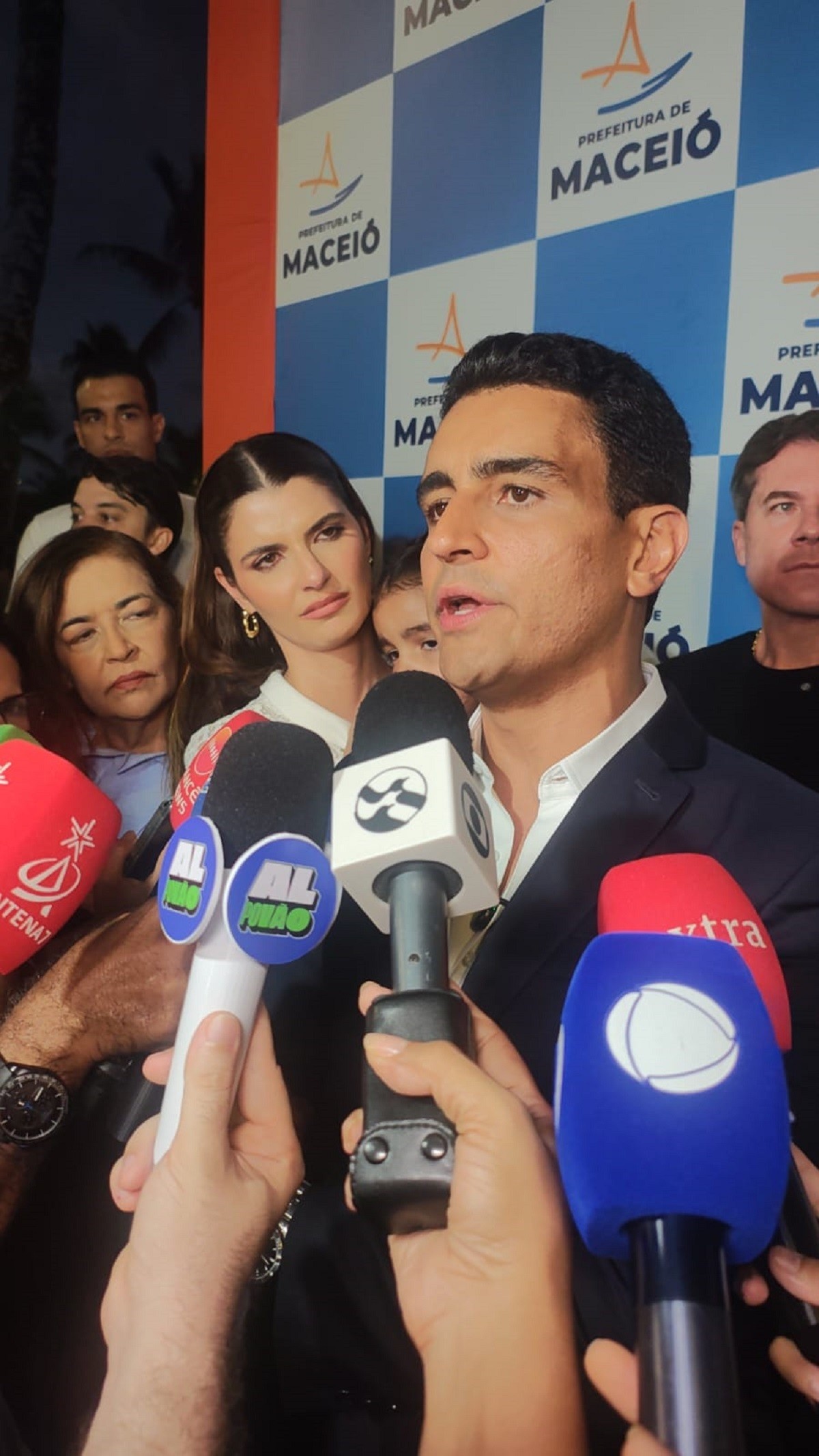 Movimento Estratégico em Maceió: JHC Deixa Prefeitura e Redesenha Cenário Político Alagoano