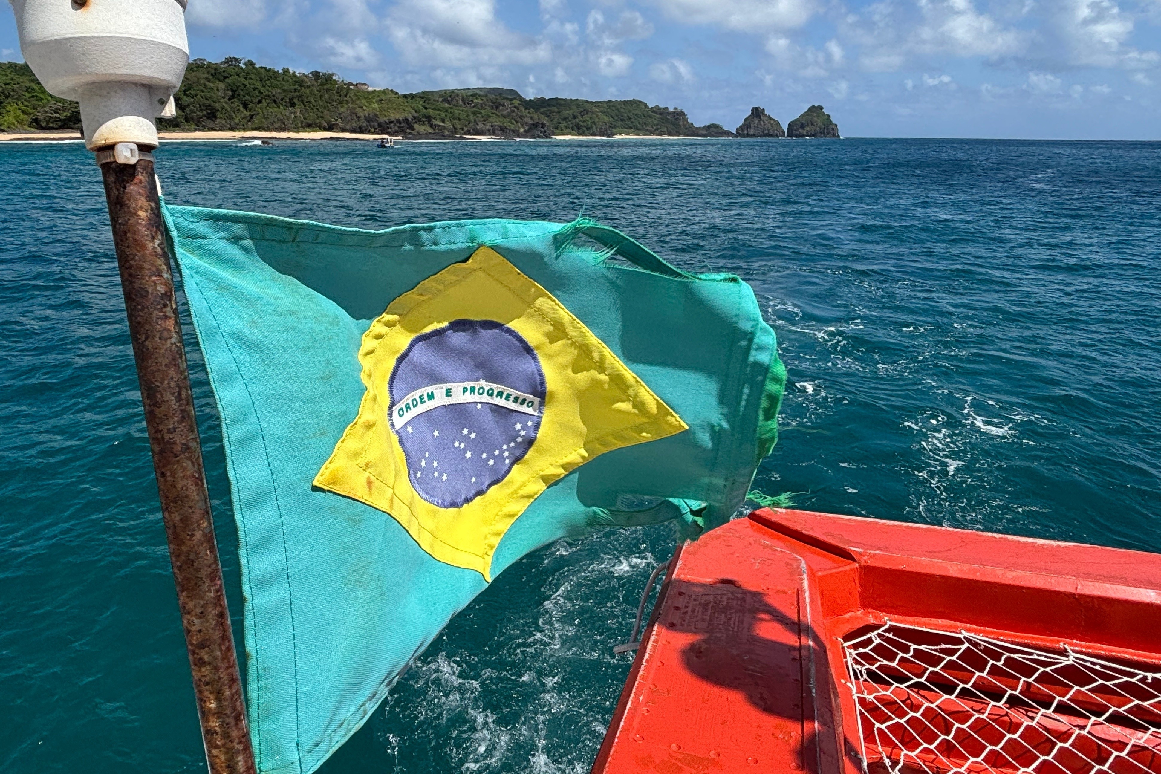 Fernando de Noronha: A Confluência da Paixão Nacional e a Dinâmica do Turismo Local