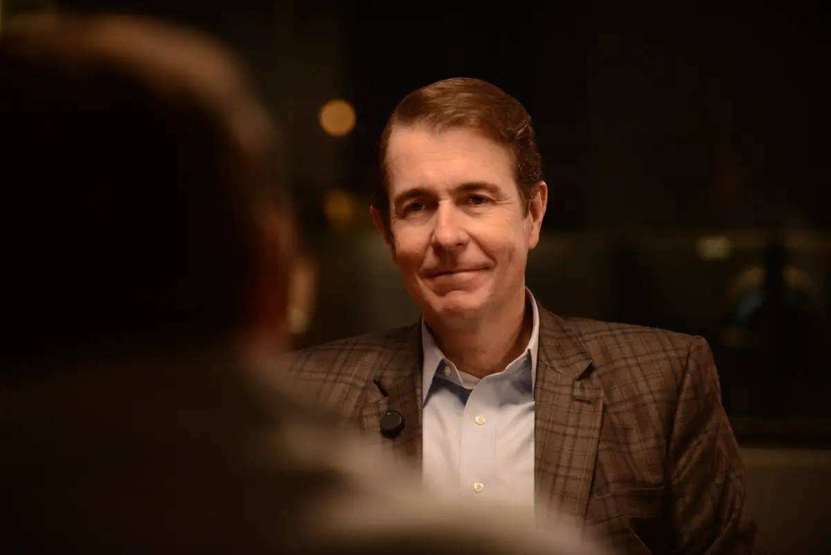 Juros Elevados Pressionam Empresas, Mas Olhar Estrangeiro Acende Alerta no Brasil