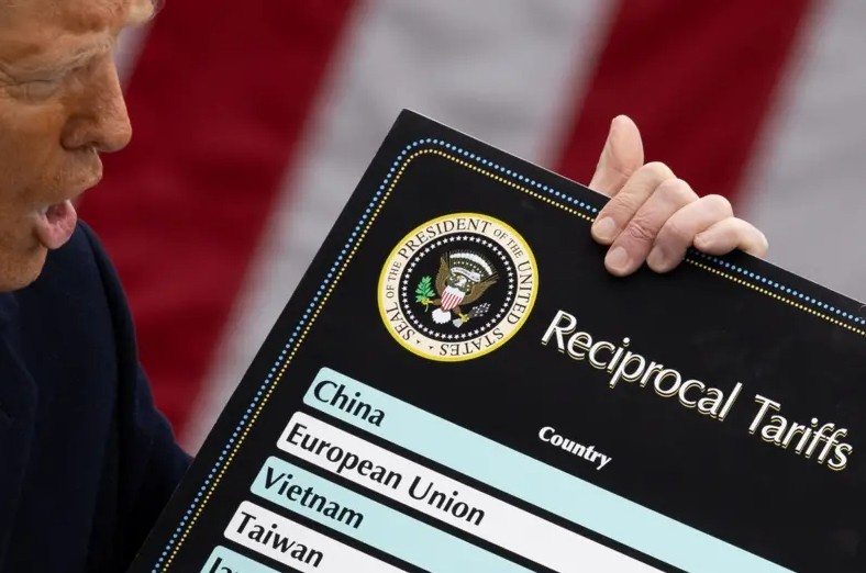 Tribunal dos EUA Valida Tarifa de 10% de Trump: Desvendando o Futuro do Comércio Internacional